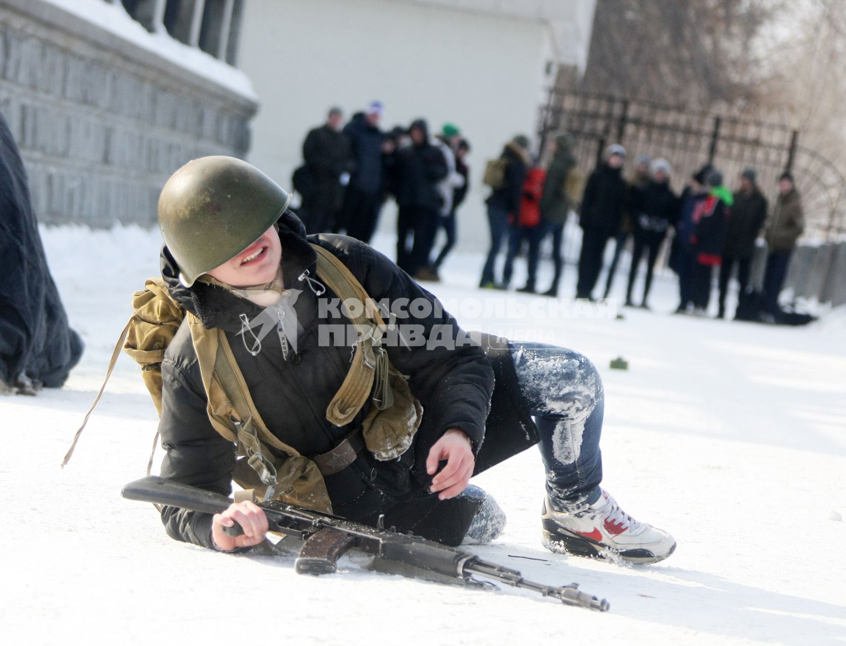 Военно-спортивные игры для школьников. Юноша проходит дистанцию по-пластунски.