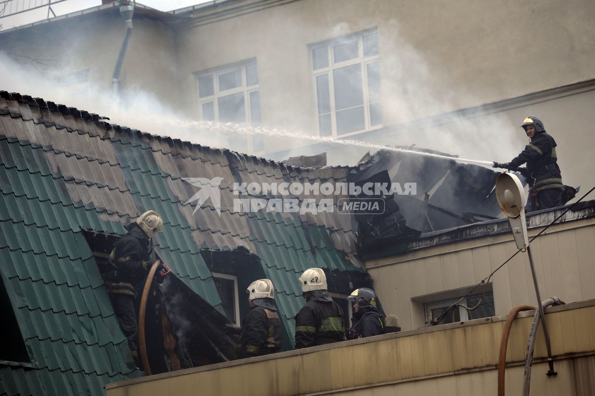 Пожар в здании управы района `Беговой` на Ленинградском проспекте. На снимке: тушение пожара.