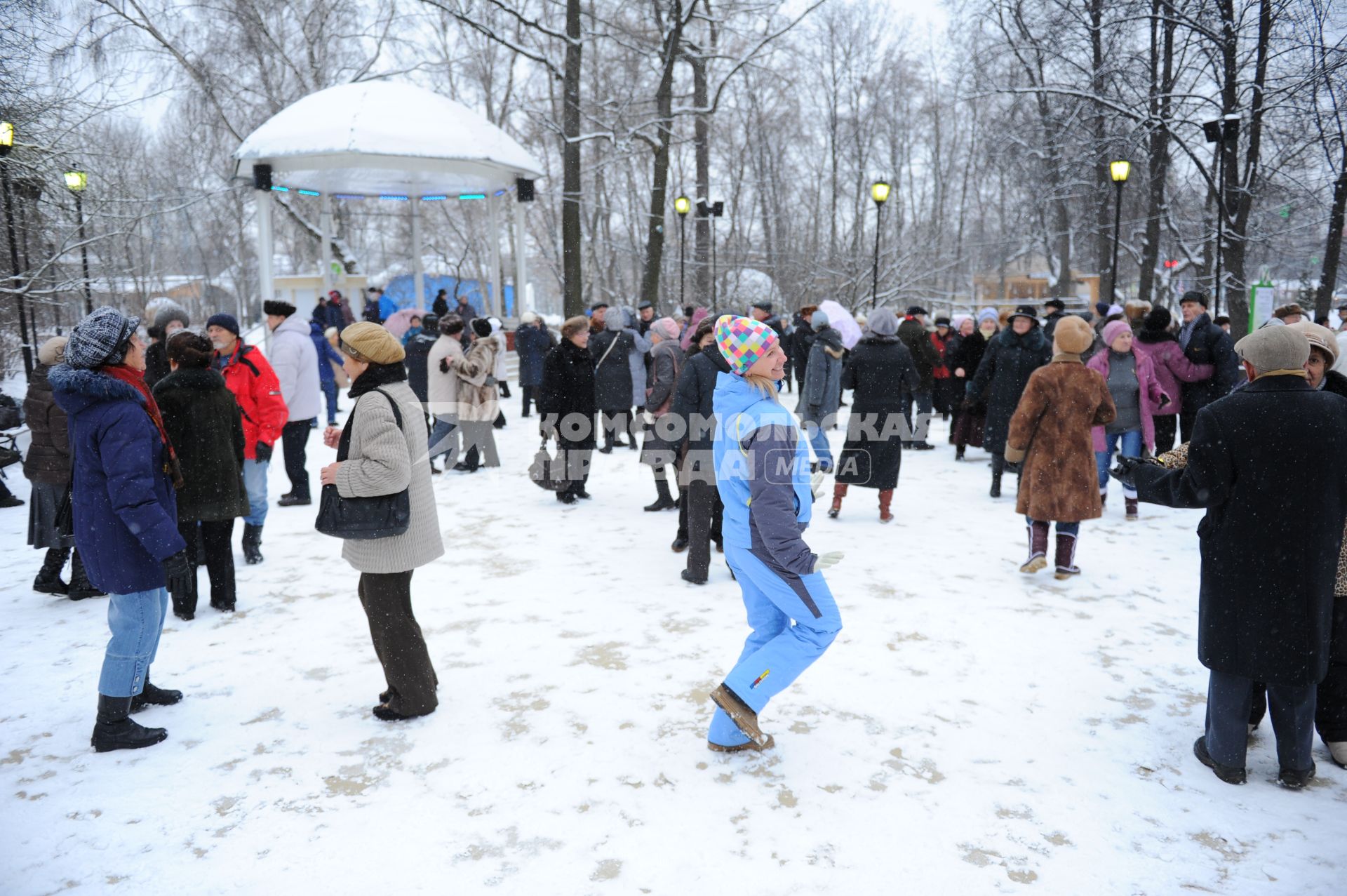 Дискотека `Кому за 30` в московском парке культуры и отдыха `Сокольники`.