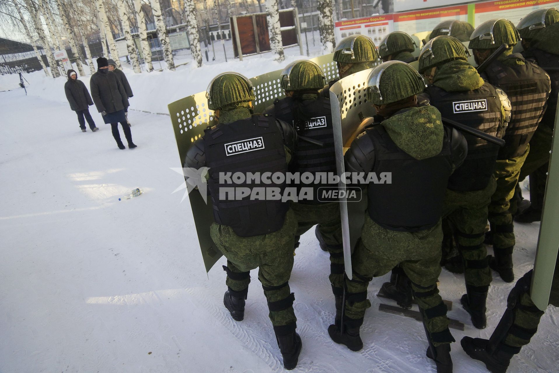 В исполнительной колонии №6 ГУФСИН России по Свердловской области создана группа быстрого реагирования ( ГБР ). На снимке: женщины из группы быстрого реагирования отрабатывают учебное нападение заключенных.