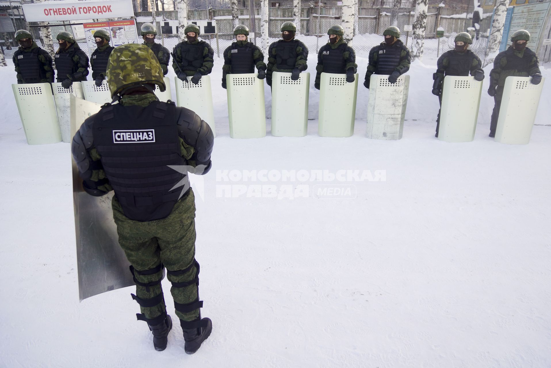 В исполнительной колонии №6 ГУФСИН России по Свердловской области создана группа быстрого реагирования ( ГБР ). На снимке: женщины из группы быстрого реагирования в боевой экипировке.