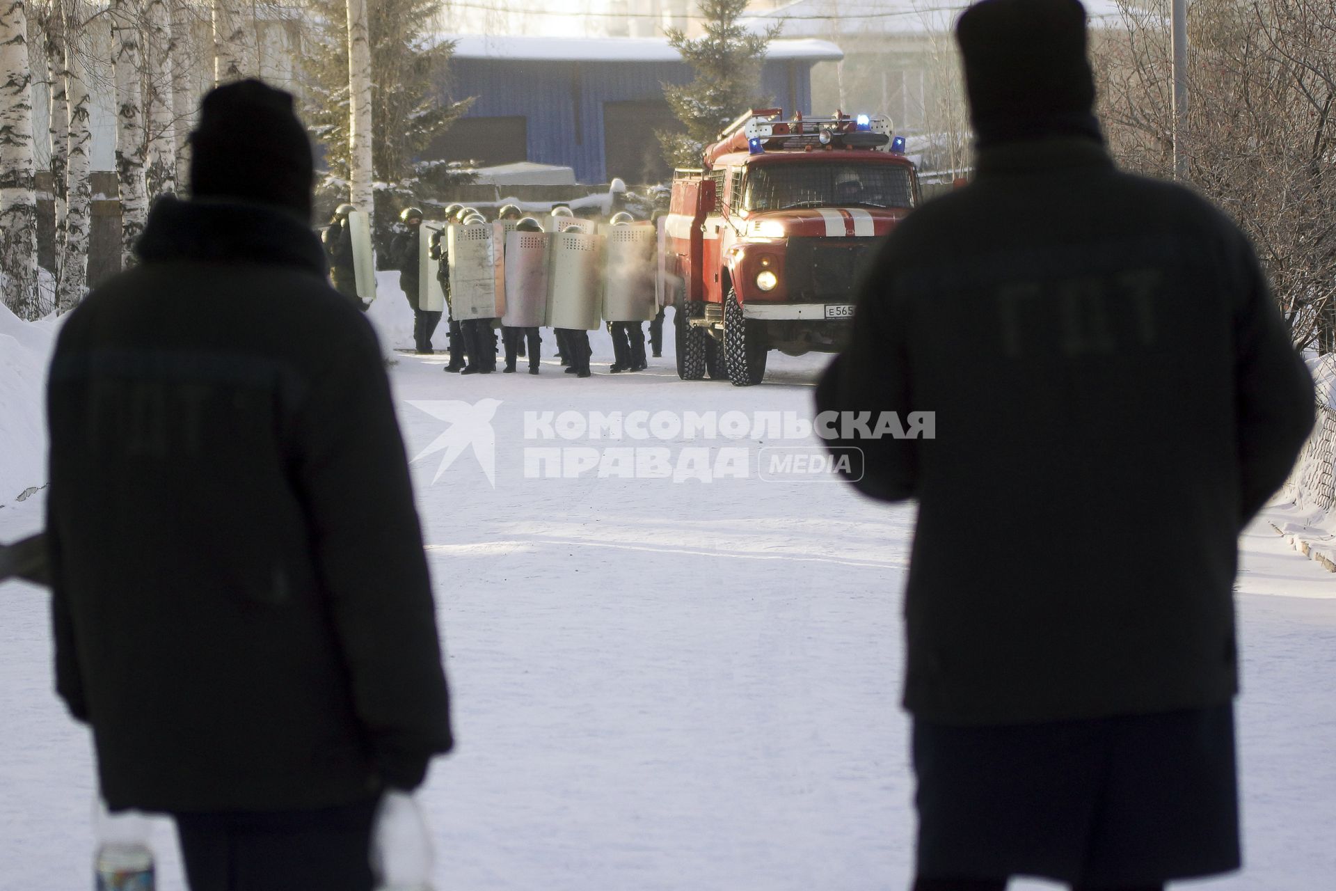 В исполнительной колонии №6 ГУФСИН России по Свердловской области создана группа быстрого реагирования ( ГБР ). На снимке: женщины из группы быстрого реагирования отрабатывают учебное нападение заключенных.