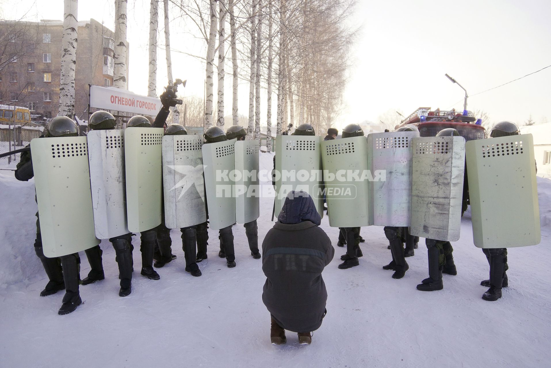 В исполнительной колонии №6 ГУФСИН России по Свердловской области создана группа быстрого реагирования ( ГБР ). На снимке: женщины из группы быстрого реагирования отрабатывают учебное нападение заключенных.