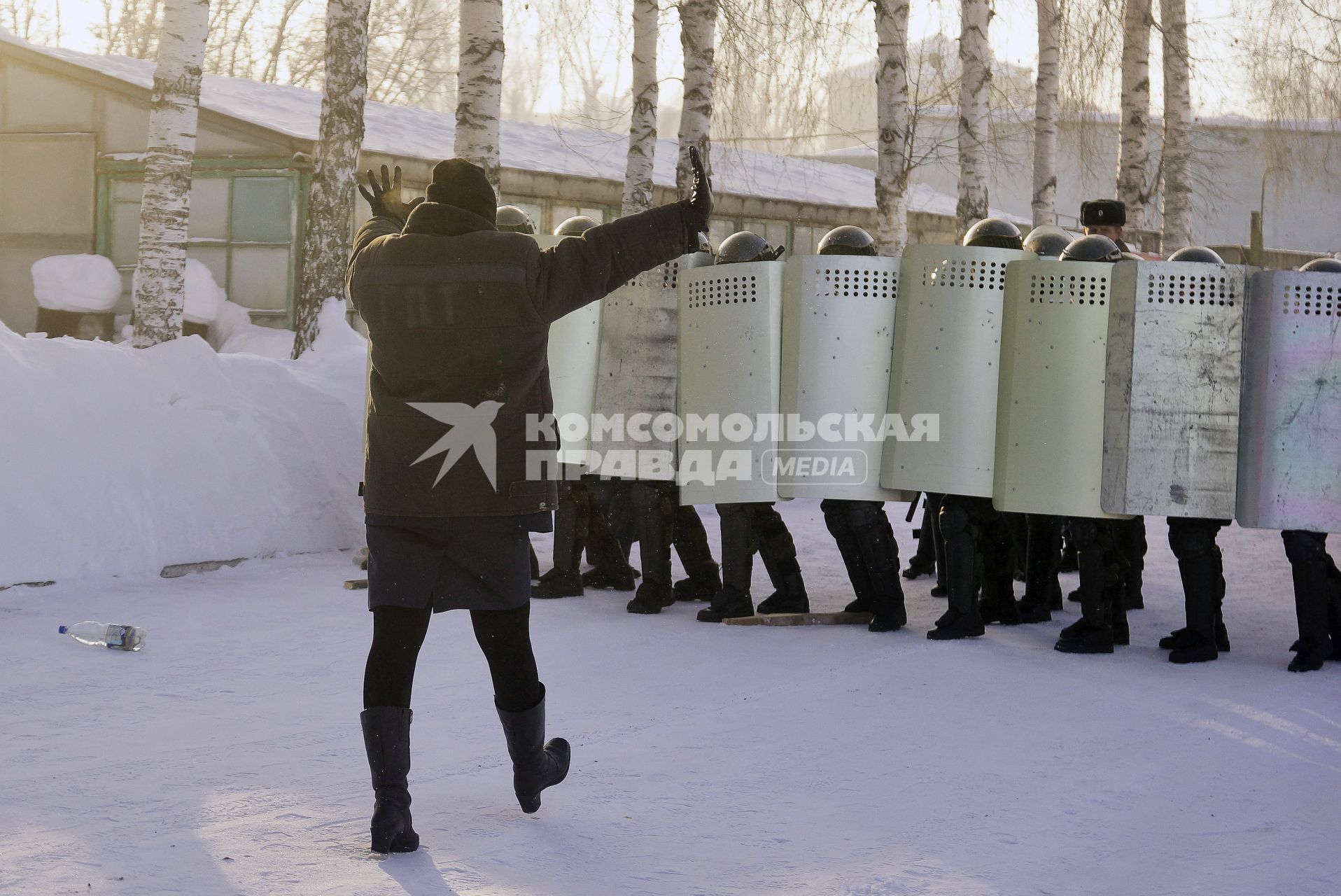 В исполнительной колонии №6 ГУФСИН России по Свердловской области создана группа быстрого реагирования ( ГБР ). На снимке: женщины из группы быстрого реагирования отрабатывают учебное нападение заключенных.