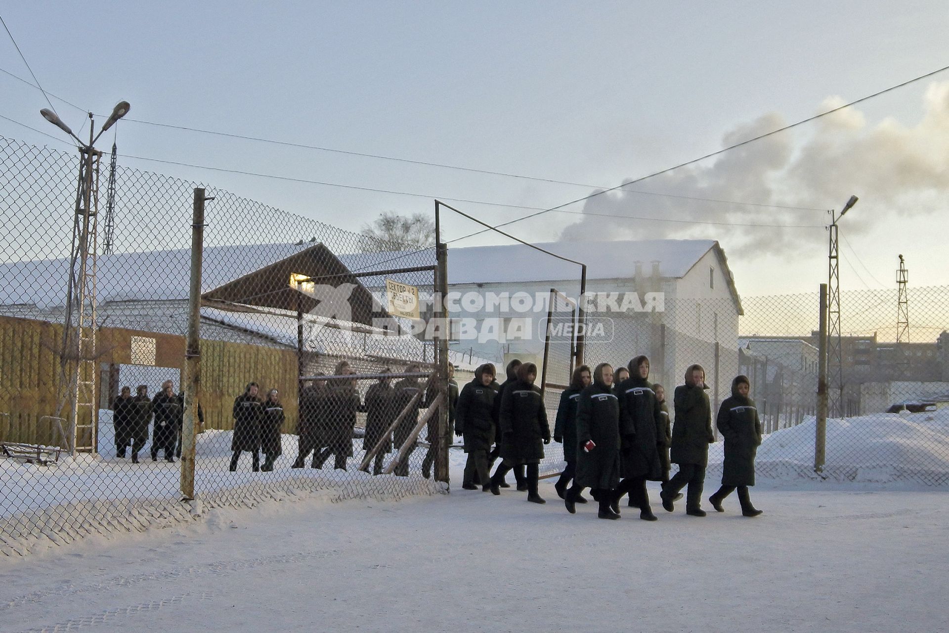 В исполнительной колонии №6 ГУФСИН России по Свердловской области создана группа быстрого реагирования ( ГБР ). На снимке: женщины заключенные выходят на улицу.