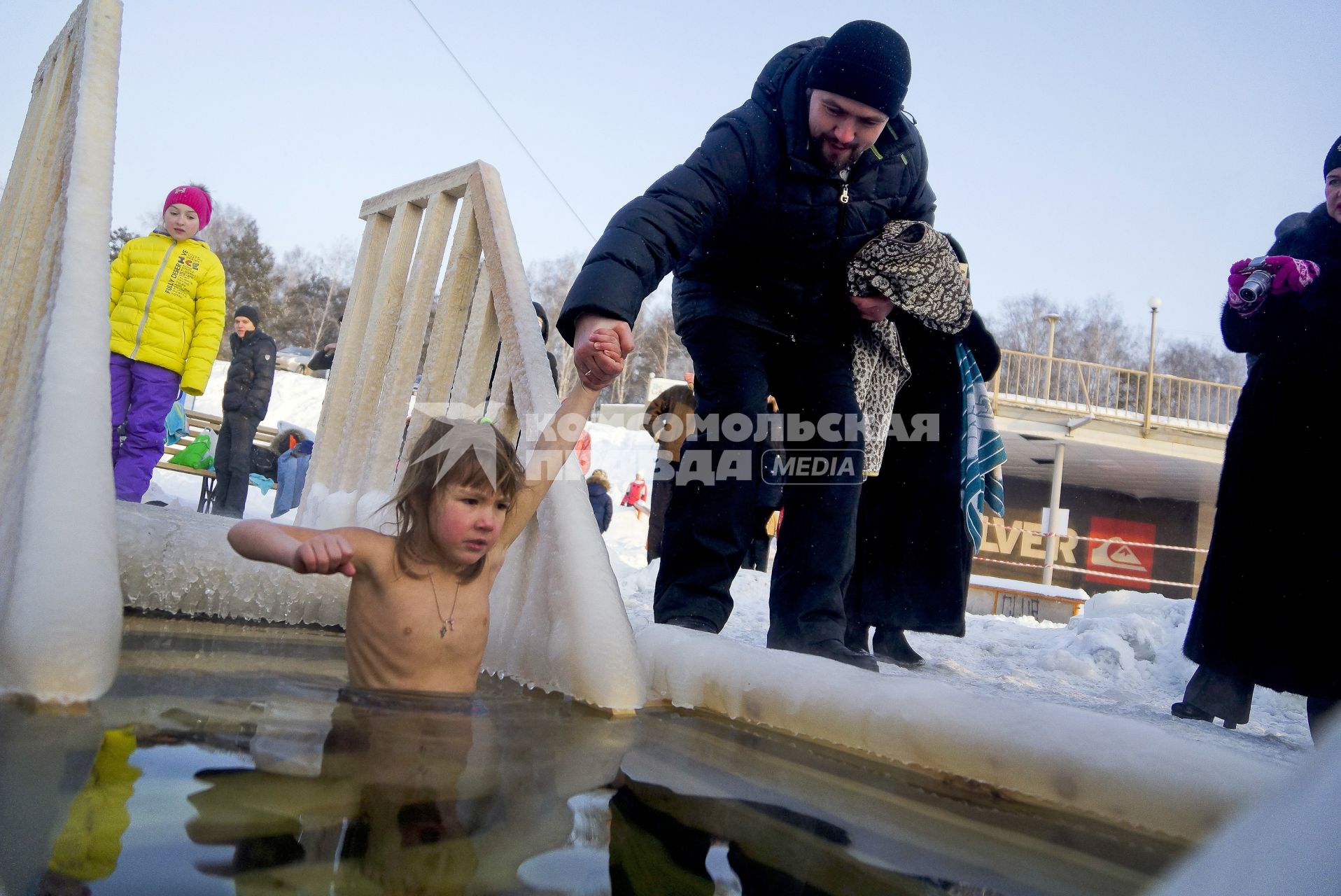 Крещенские купания в Екатеринбурге. На снимке: ребенок в проруби.