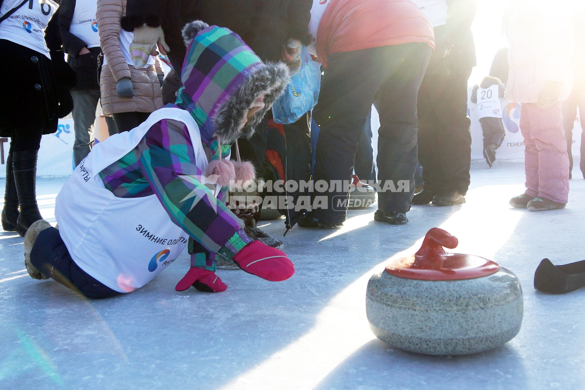 Мастер-класс по керлингу в Екатеринбурге. На снимке: ребенок с камнем для керлинга.