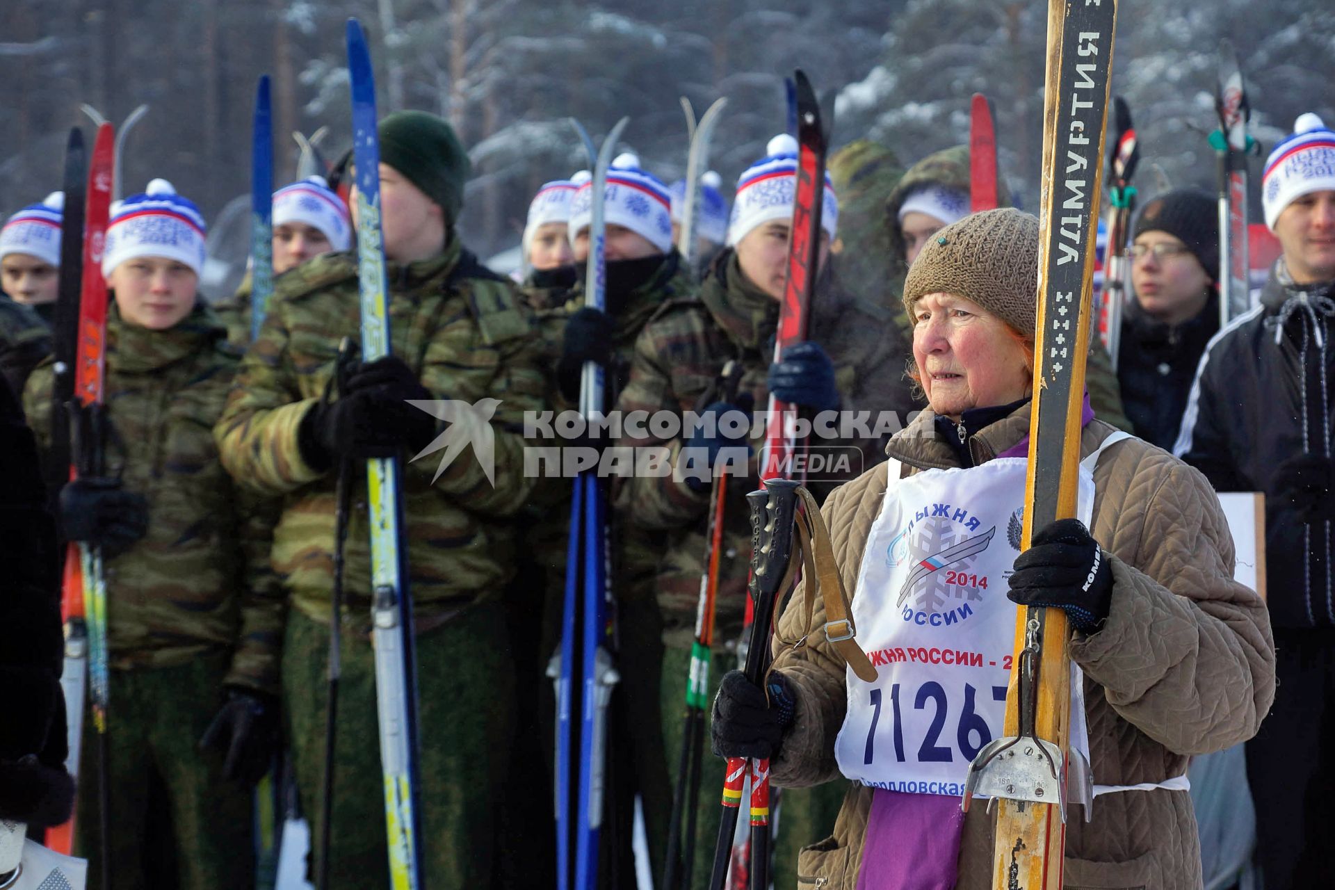 Лыжня России 2014 в Екатеринбурге. На снимке: старушка на фоне молодых мужчин.