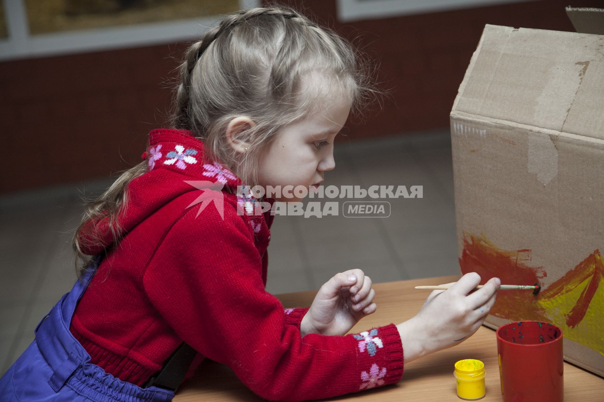 Дети приготовили белому медведю Умке из зоопарка Екатеринбурга подарок на день рождения. На снимке: ребенок оформляет красками коробку с подарком.