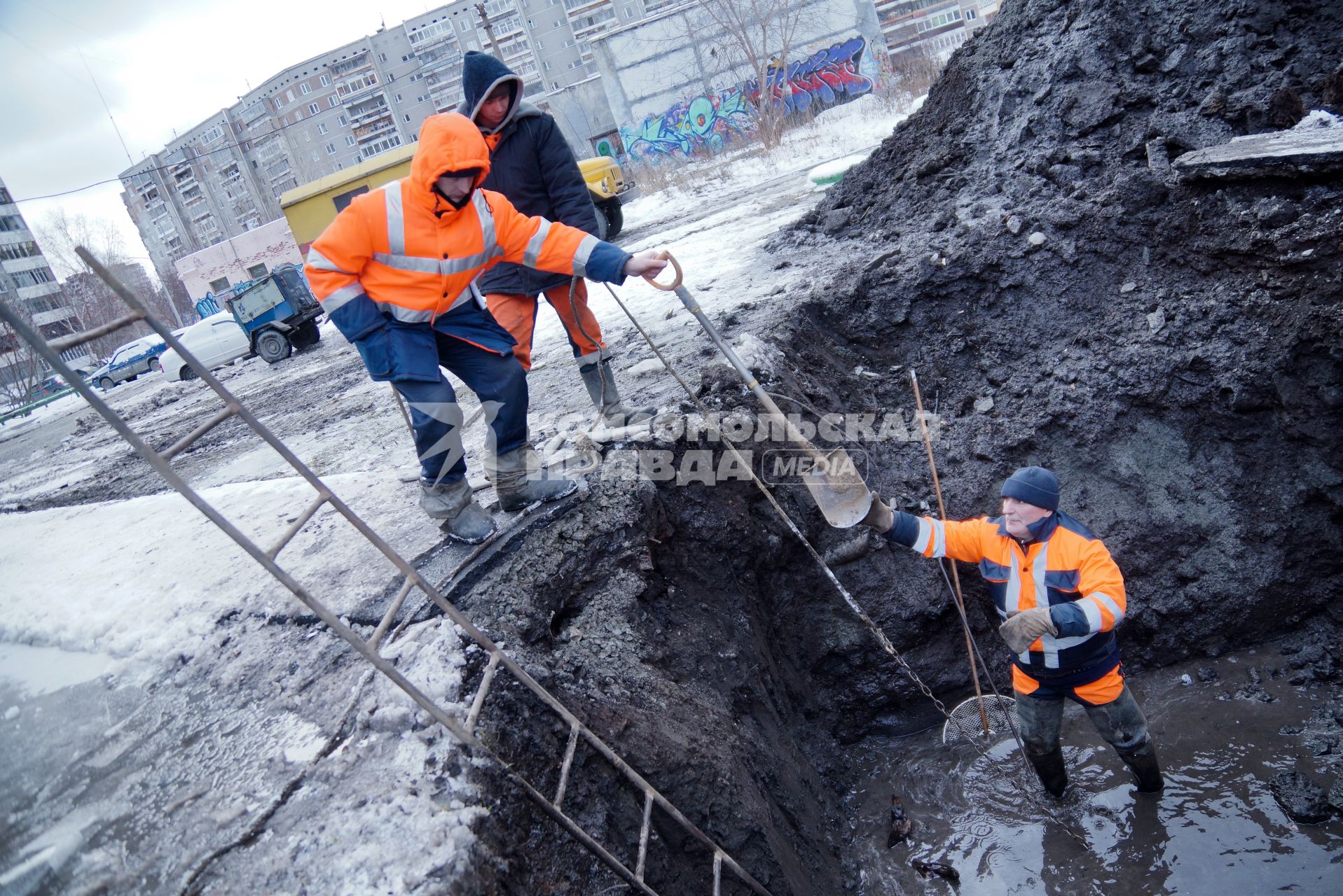 Работники службы ЖКХ устраняют аварию.