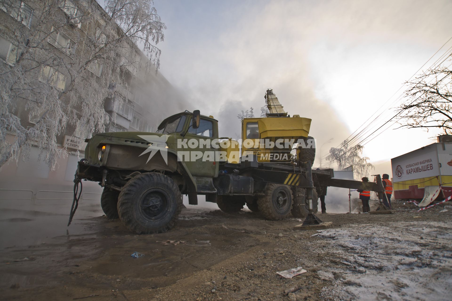 Работники службы ЖКХ устраняют аварию.