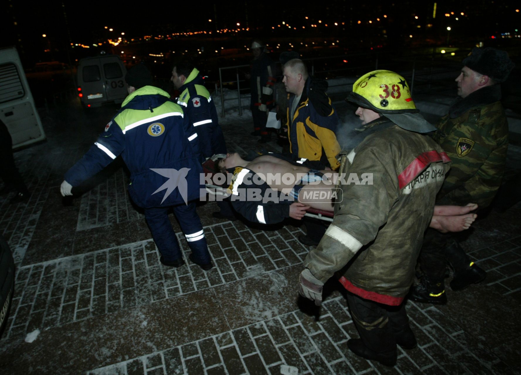 В московском `Трансвааль-парке`произошло обрушение крыши, в результате 28 человек погибли и 193 получили ранения. На снимке: спасатели выносят пострадавшего мужчину.