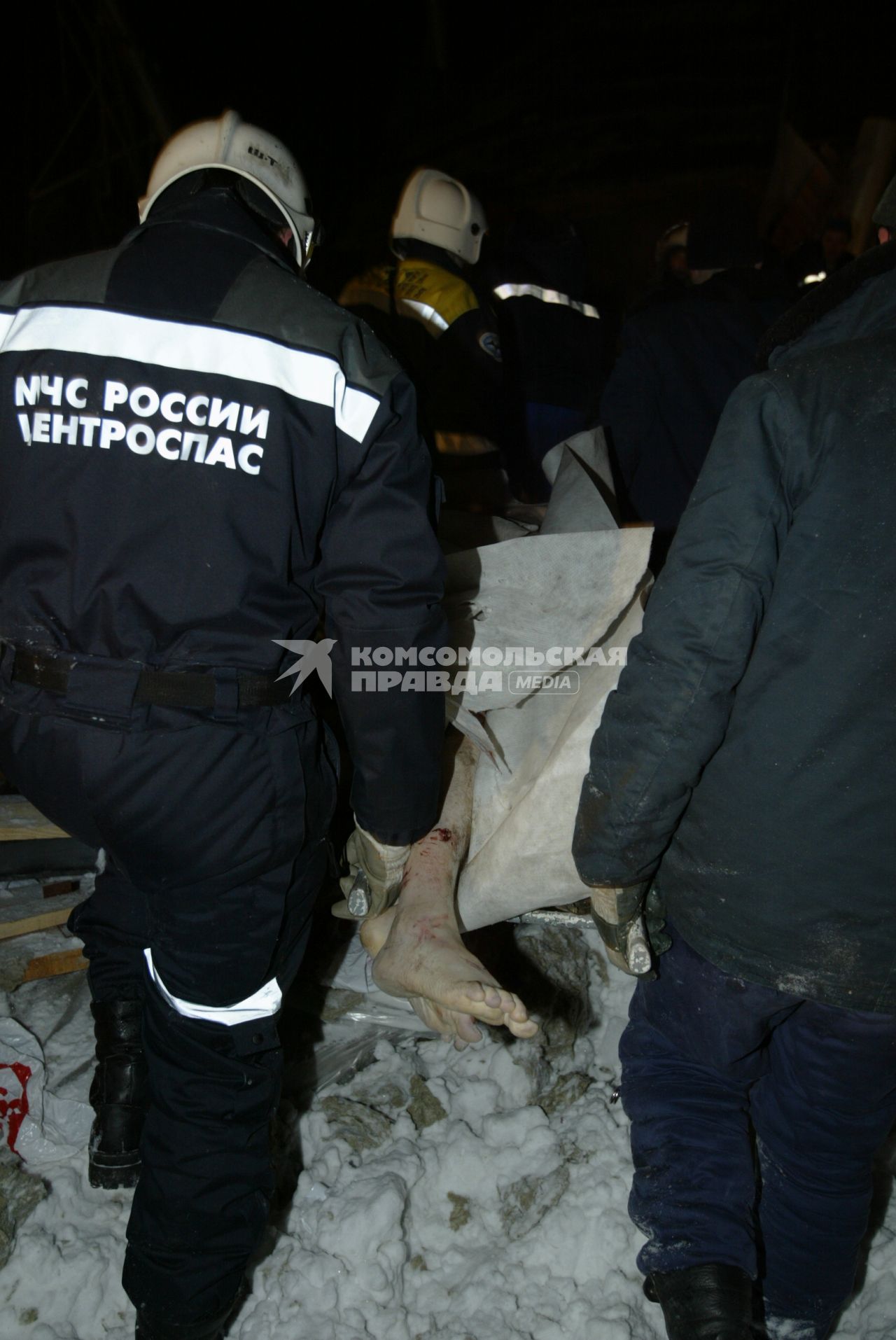 В московском `Трансвааль-парке`произошло обрушение крыши, в результате 28 человек погибли и 193 получили ранения. На снимке: спасатели выносят пострадавшего из завалов.