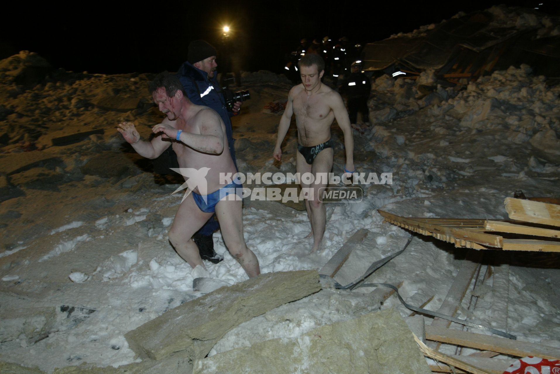 В московском `Трансвааль-парке`произошло обрушение крыши, в результате 28 человек погибли и 193 получили ранения. На снимке: пострадавшие самостоятельно выбираются из завалов.