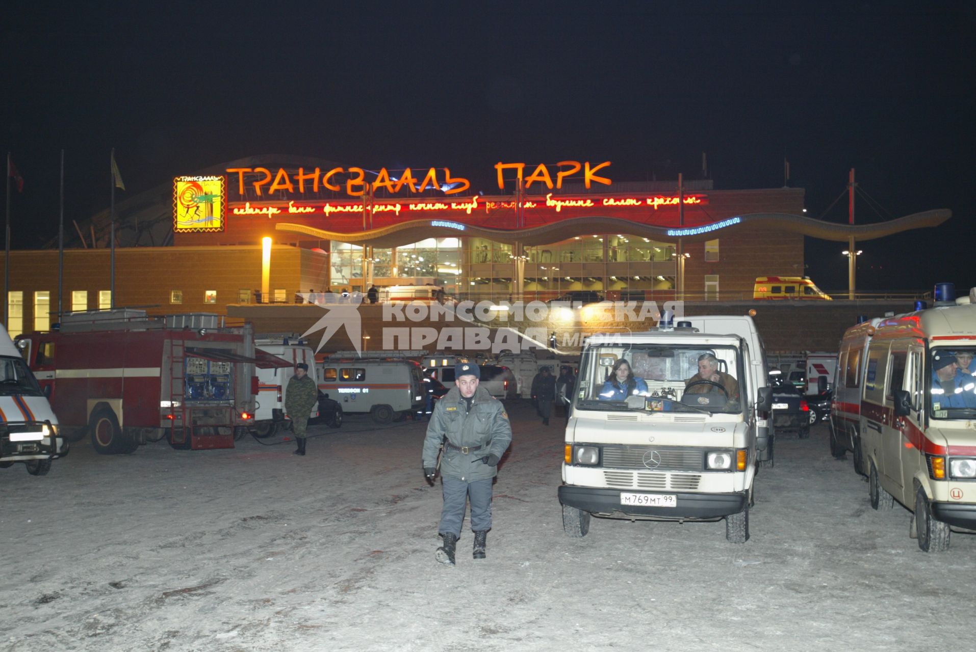 В московском `Трансвааль-парке`произошло обрушение крыши, в результате 28 человек погибли и 193 получили ранения. На снимке: машины скорой помощи у места происшествия.