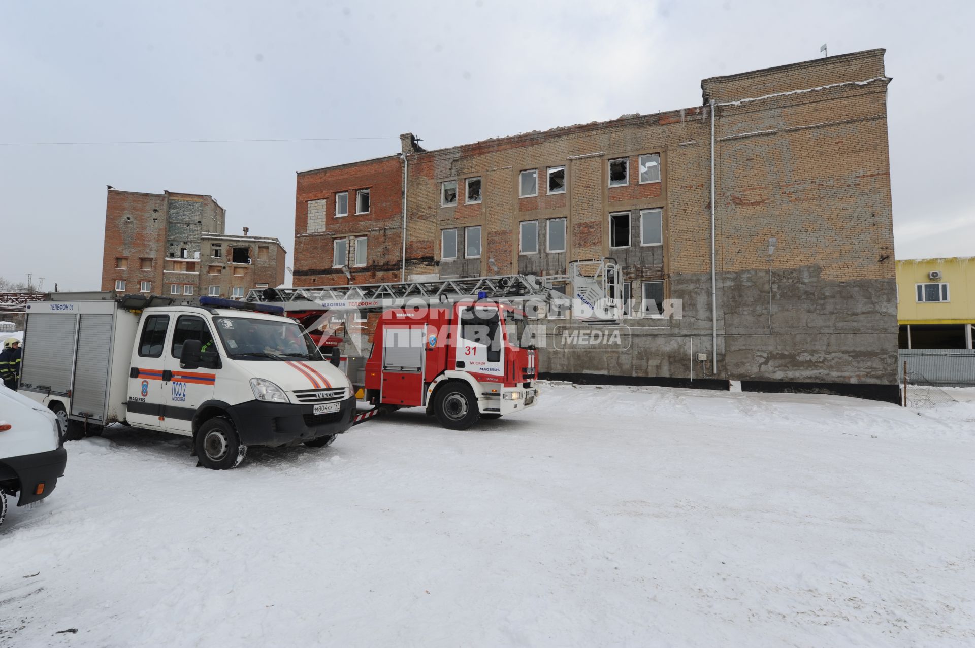 Кровля административного здания, расположенного в 4-м Лихачевском переулке, рухнула под тяжестью снега.  На снимке:  пожарная машина на месте события.