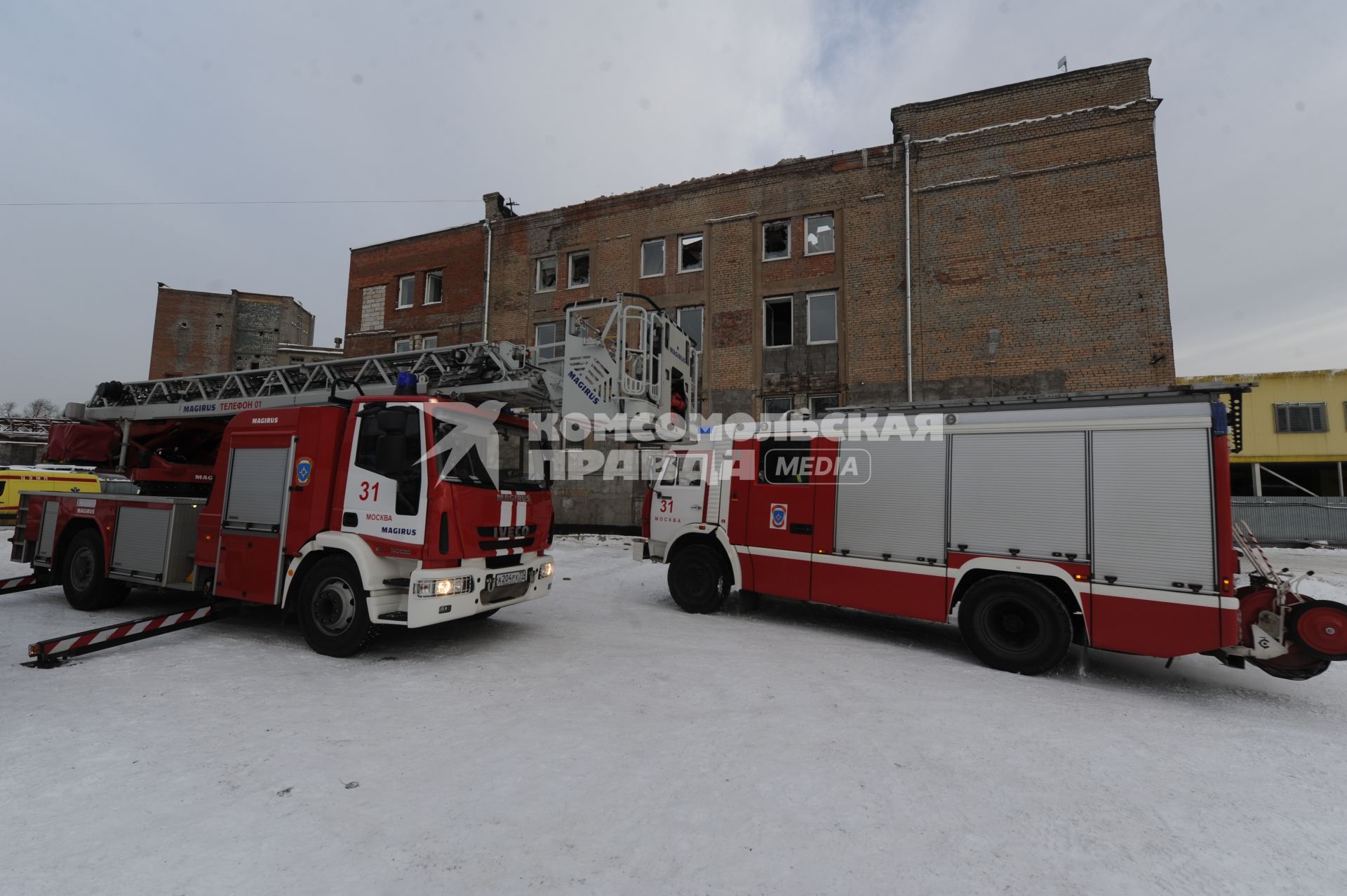 Кровля административного здания, расположенного в 4-м Лихачевском переулке, рухнула под тяжестью снега.  На снимке:  пожарная машина на месте события.