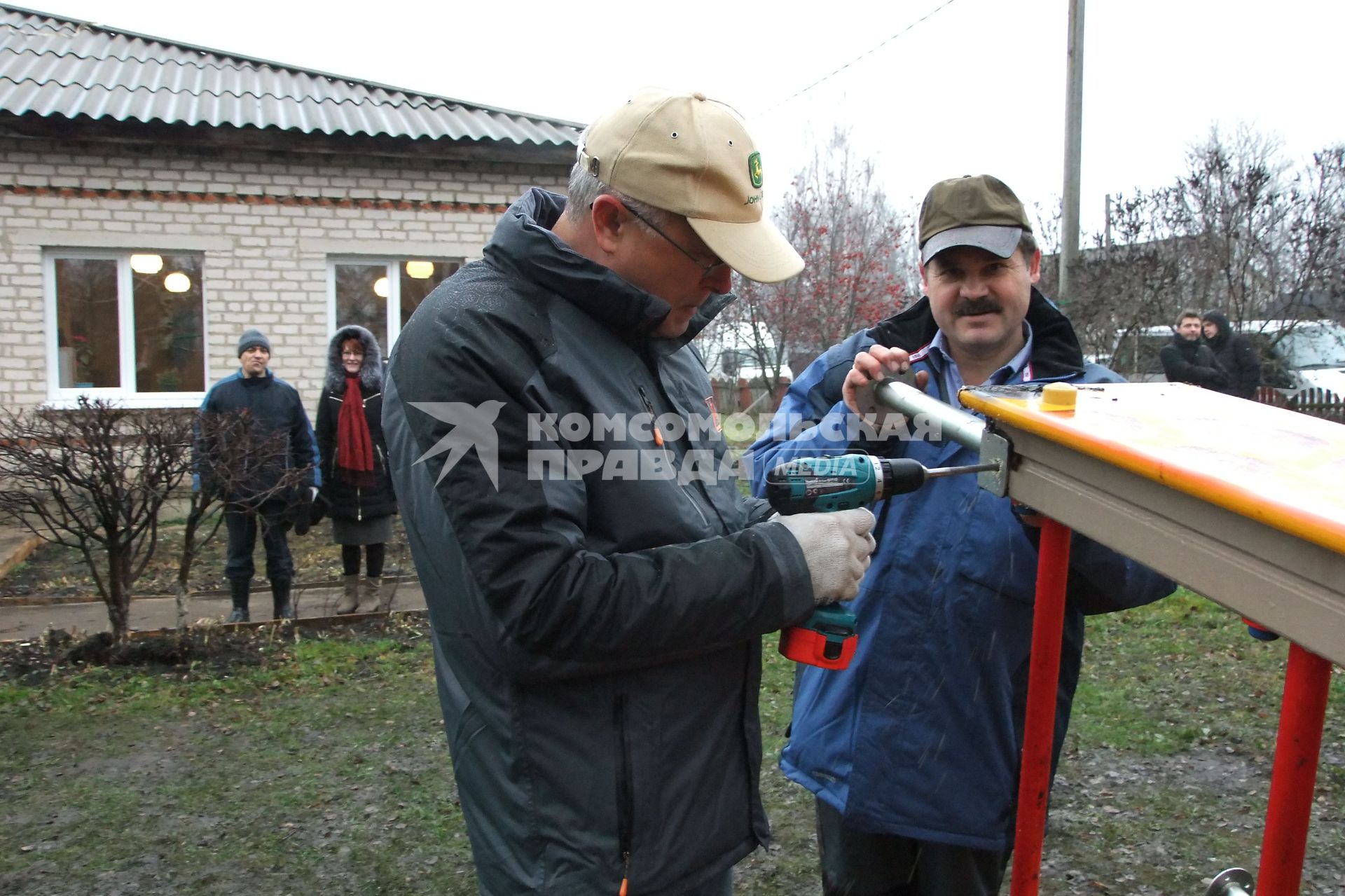 Банкир Александр Лебедев (в центре), приговоренный к 150 часам обязательных работ за избиение бизнесмена Сергея Полонского, приступил к исполнению наказания в селе Поповка Чернского района Тульской области.