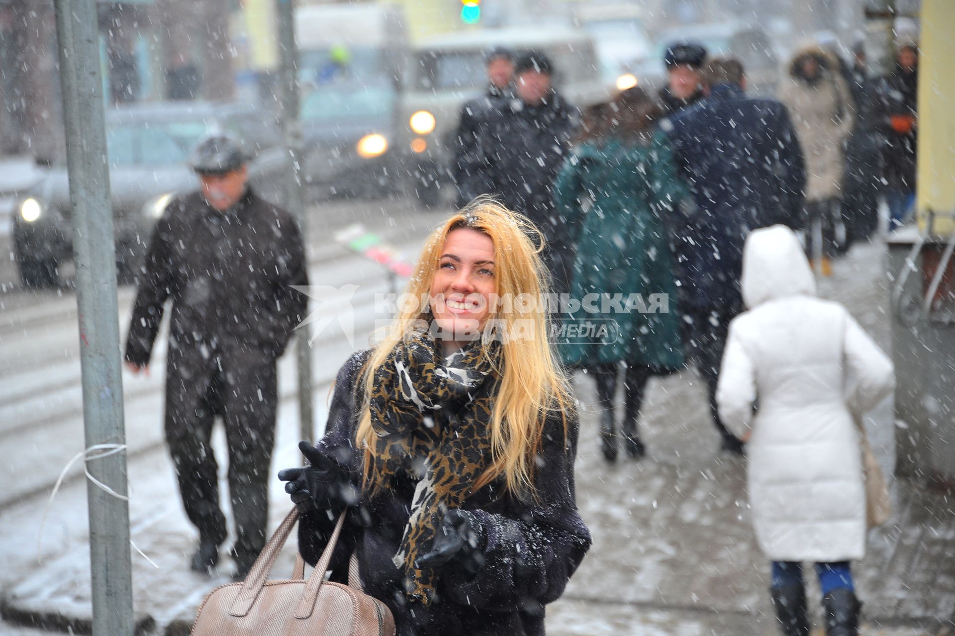 Снегопад в Москве. На снимке: девушка ловит падающий снег.