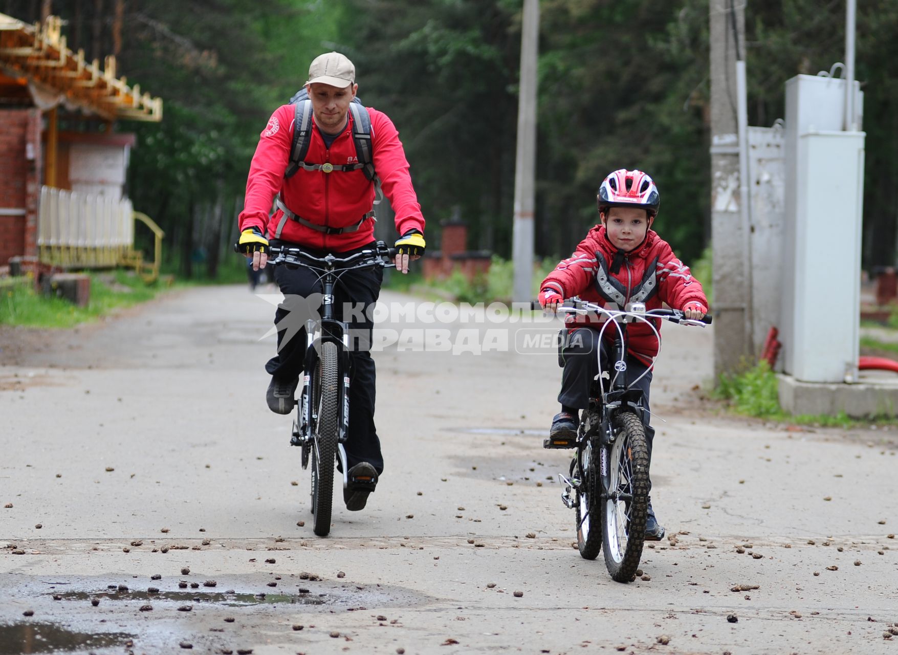 Мужчина с ребенком на велосипеде.