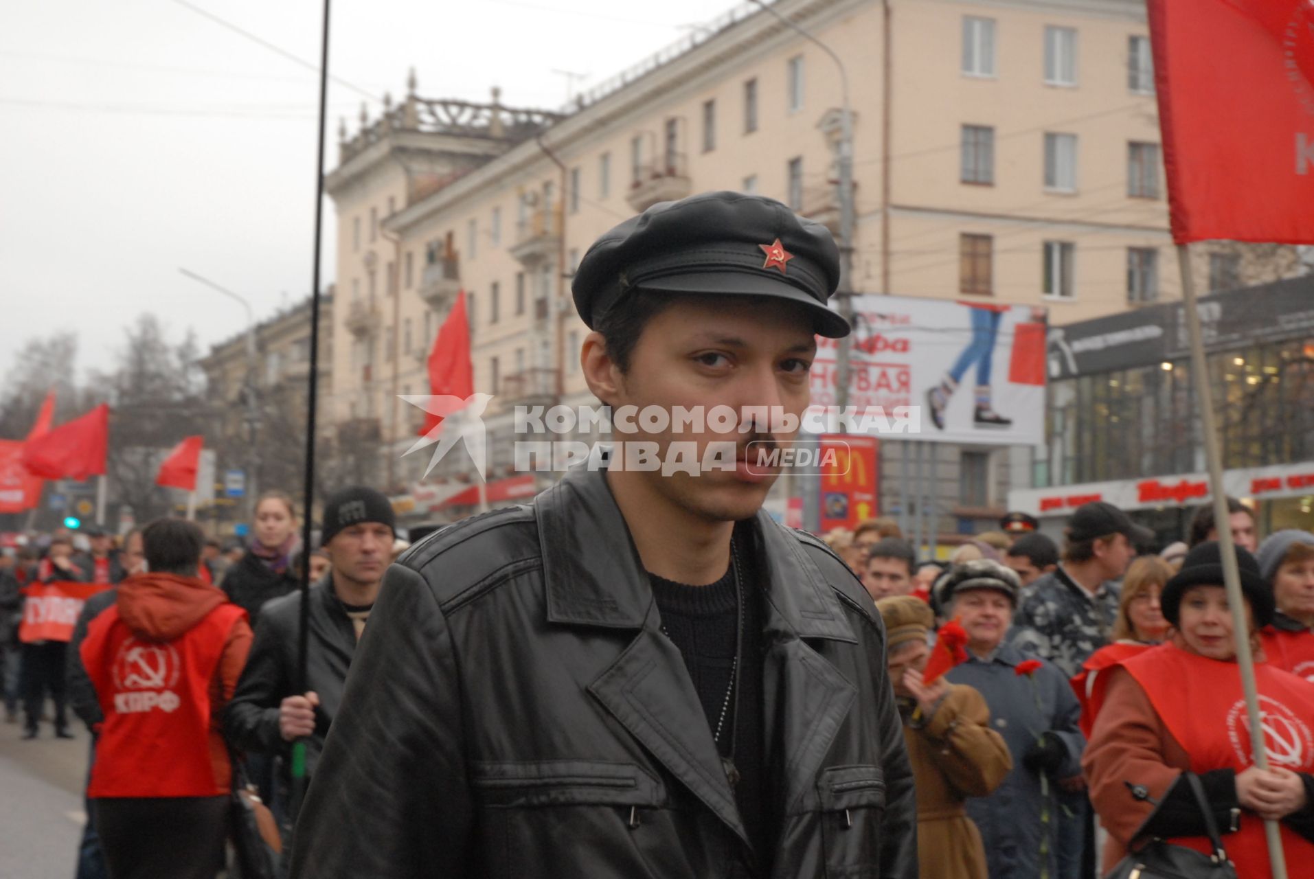 В день согласия и примирения в Туле проходит коммунистическая демонстрация.