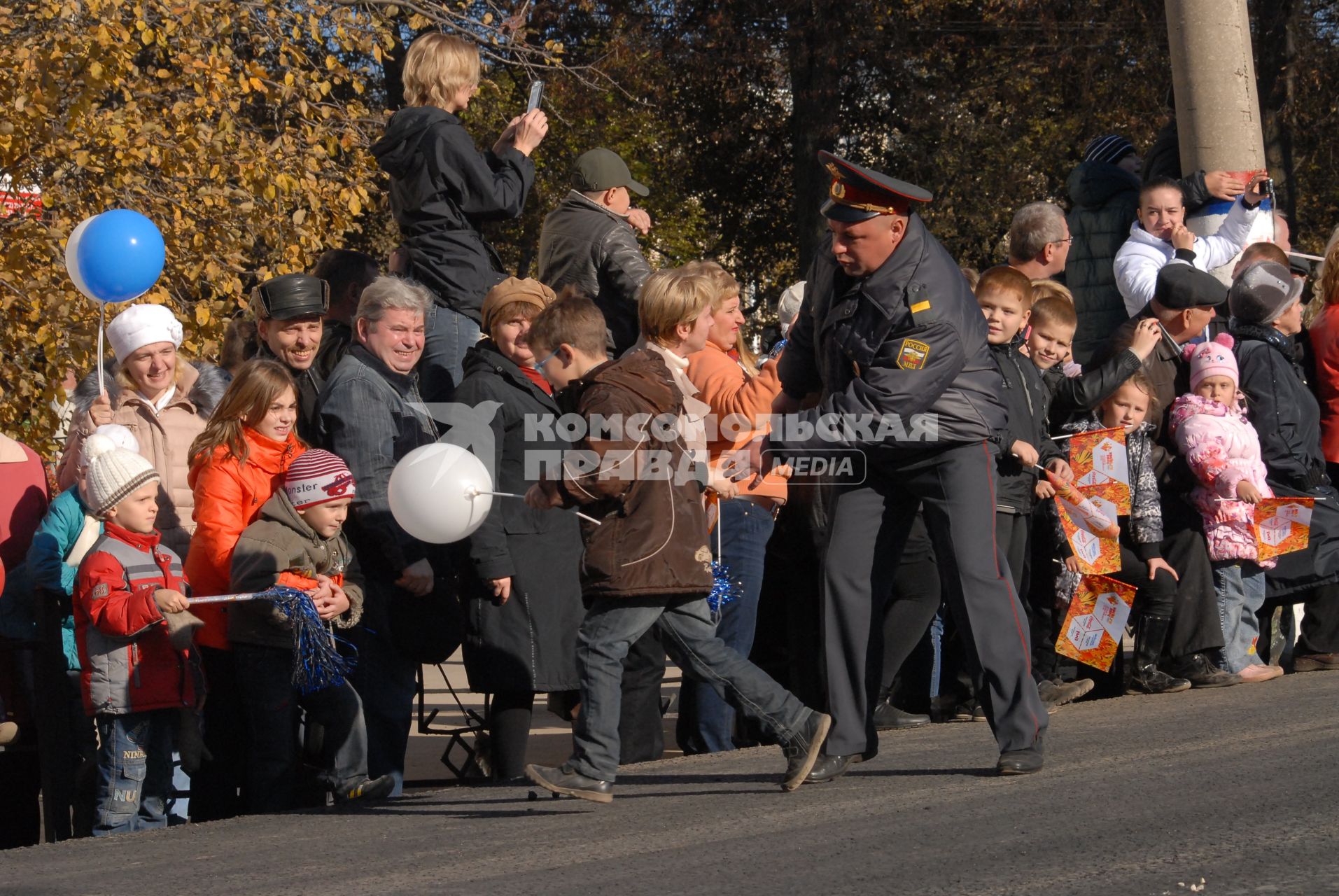 Полицейский гонится за ребенком.