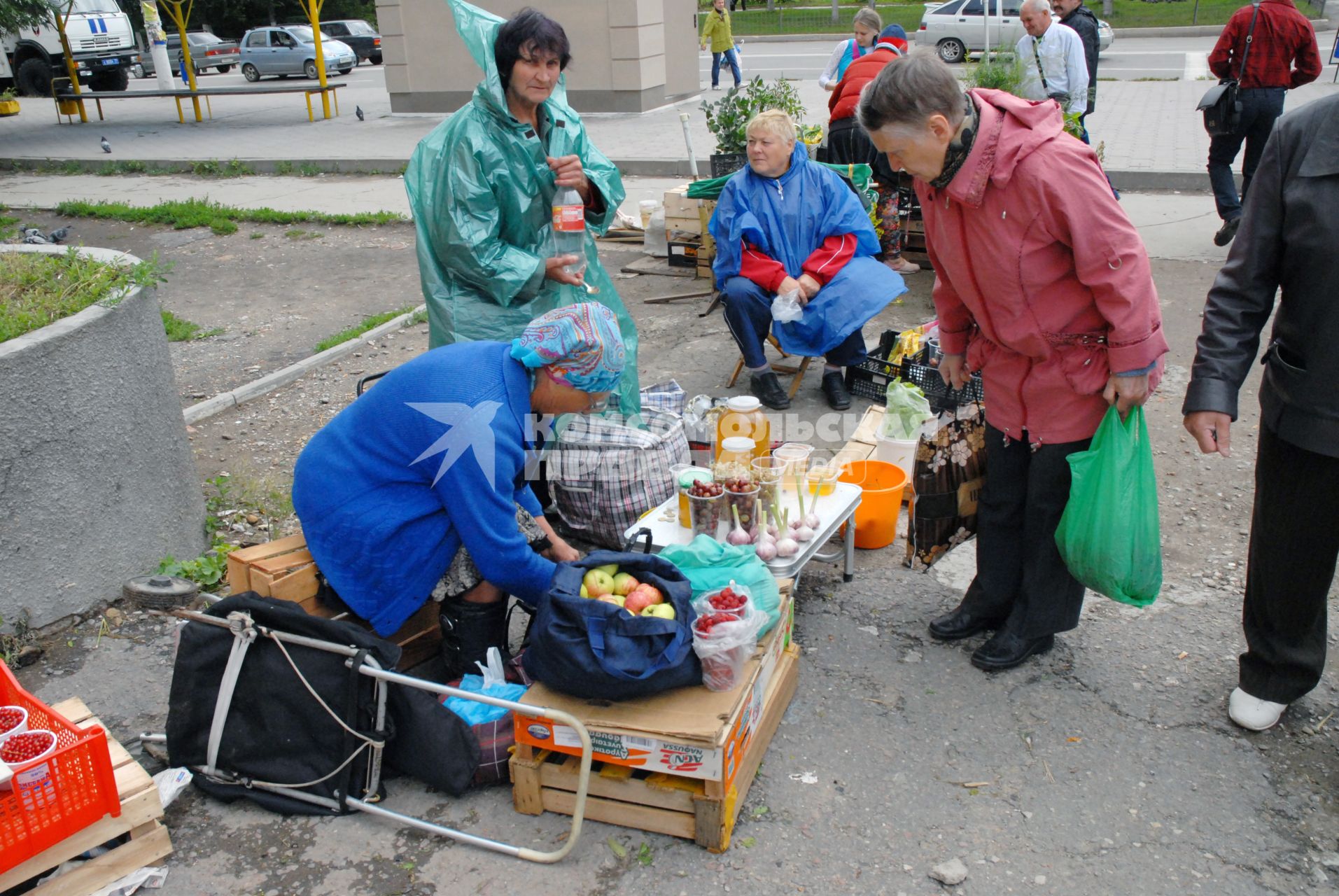 Пенсионеры торгуют урожаем.