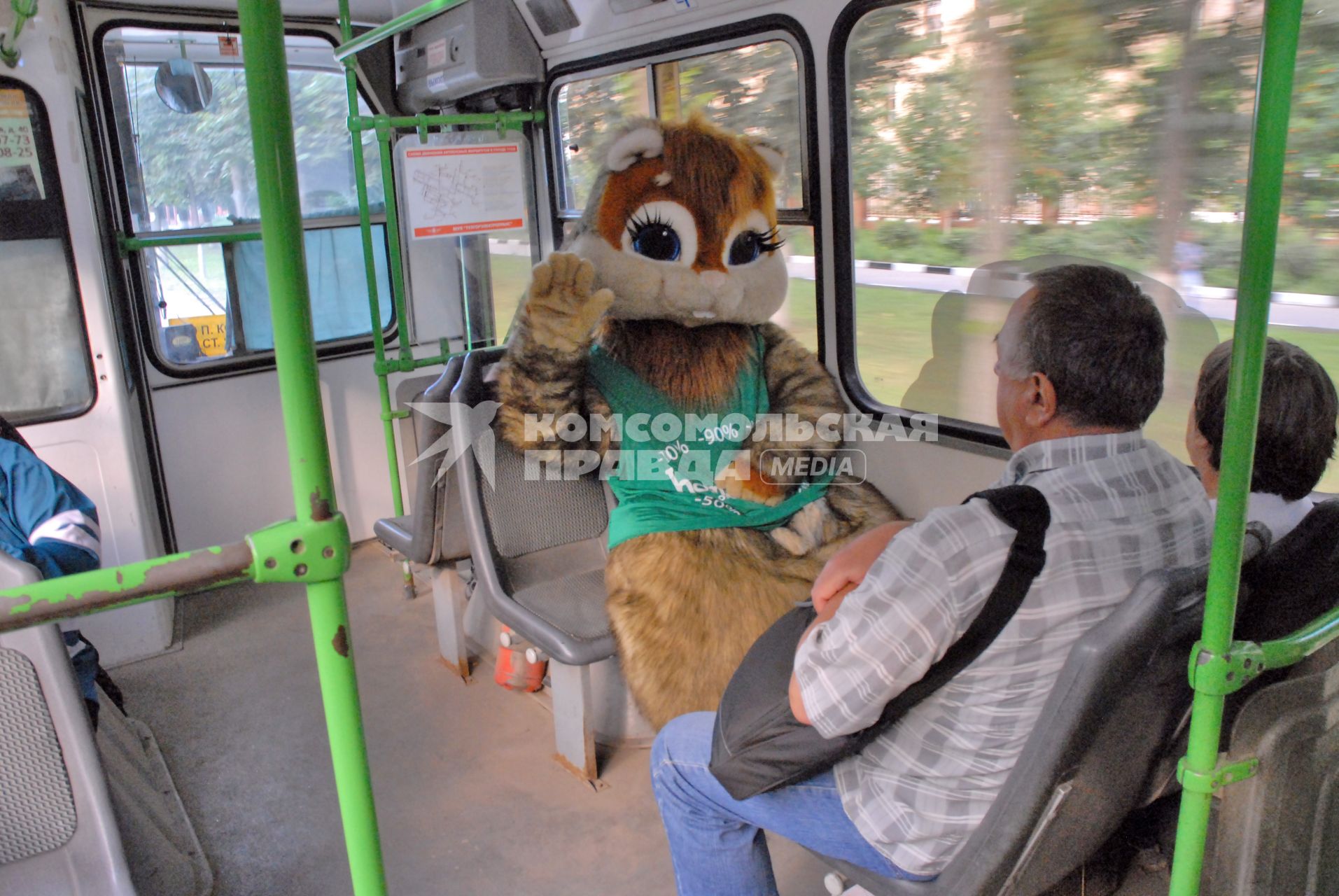 Человек в костюме хомяка в общественном транспорте.