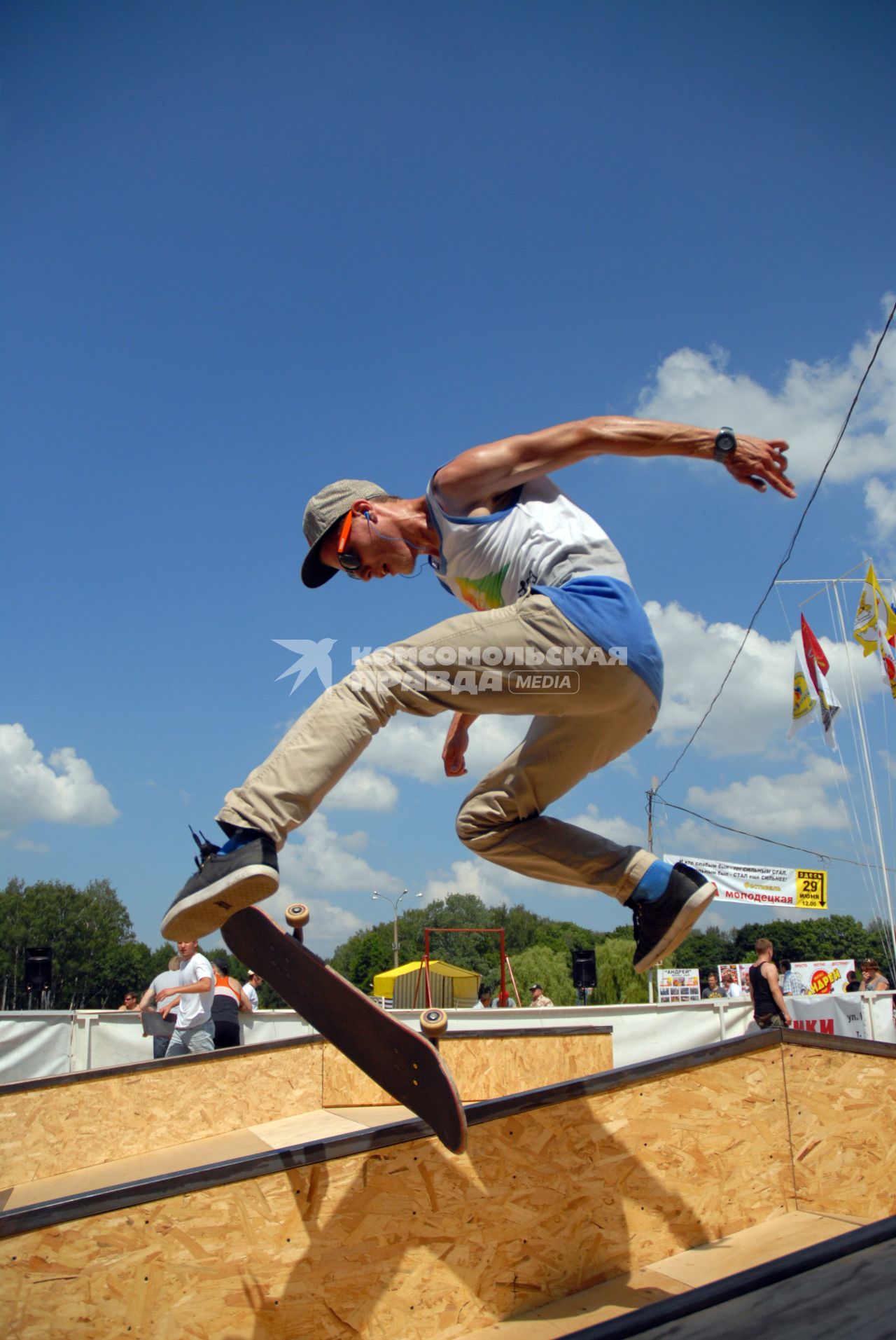 Соревнования по экстремальному скейту среди молодежи в Тульском парке. На снимке: участник соревнований выполняет прыжок.