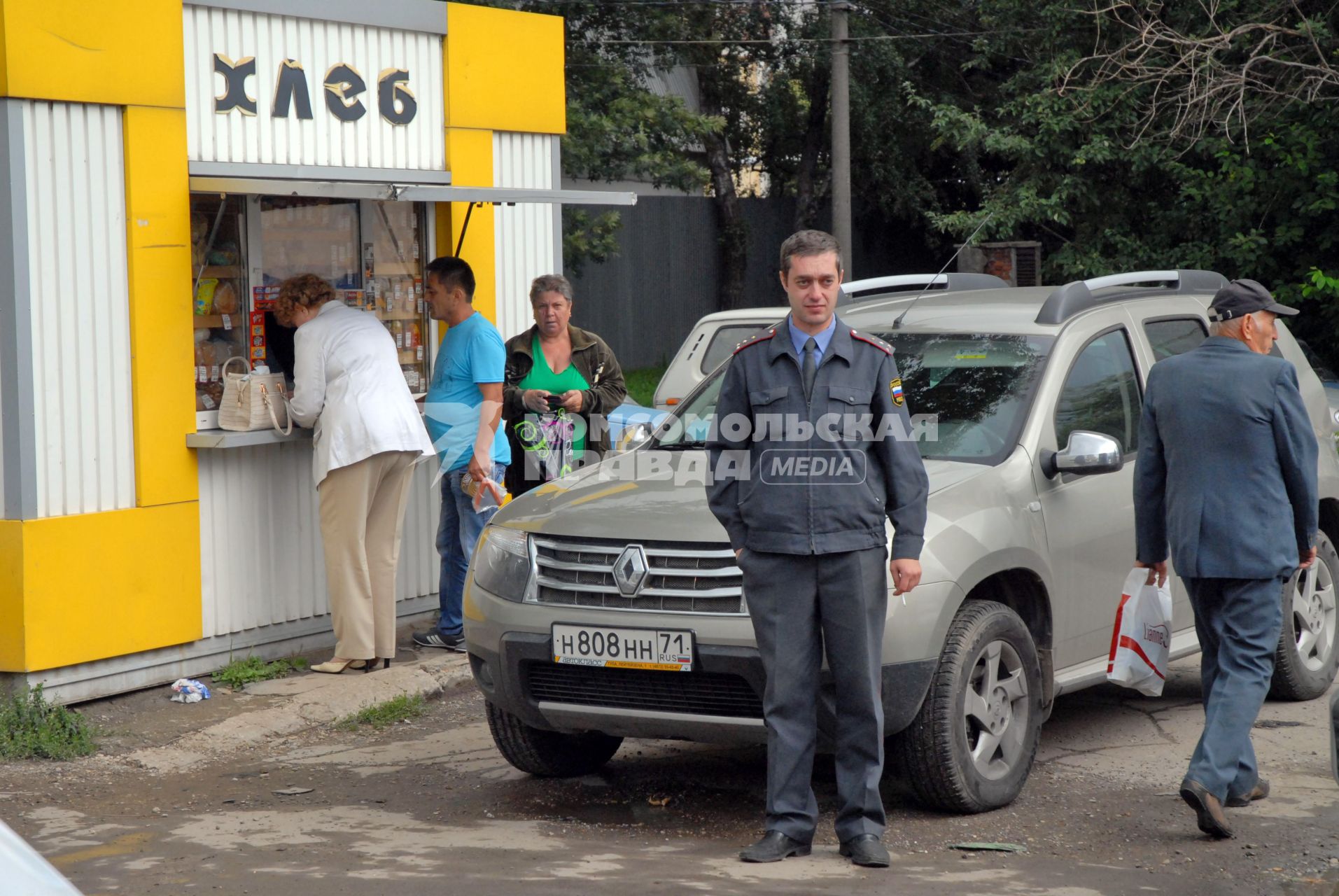 Полицейский у ларька по продаже хлеба.