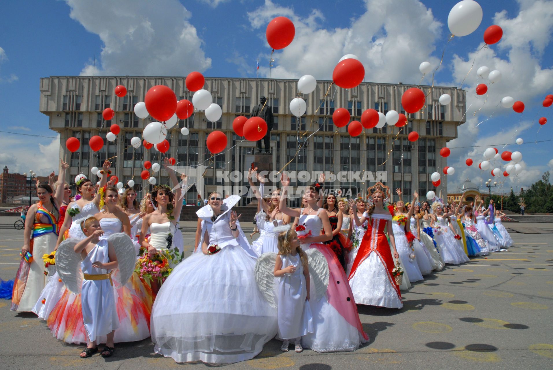 Парад невест в Туле. Невесты выпускают надувные шарики.