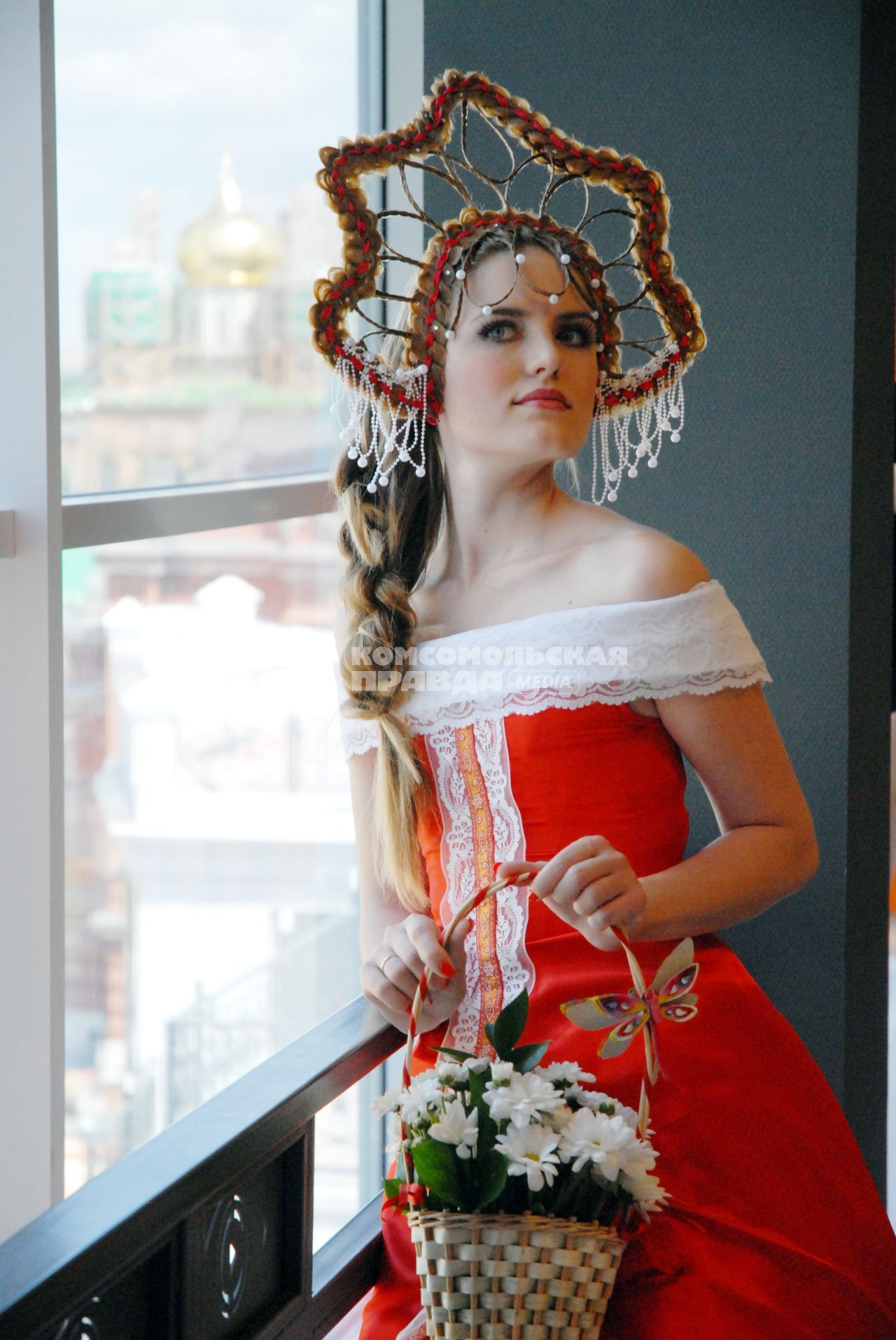 Парад невест в Туле. Девушка в красном свадебном платье с кокошником.