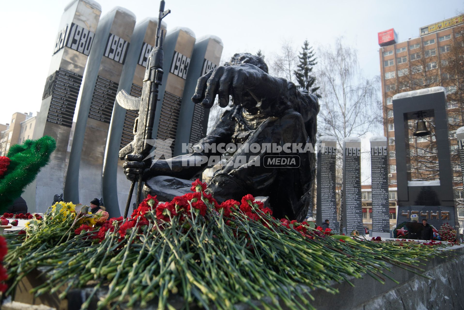 День вывода войск из Афганистана. Черный тюльпан — памятник в Екатеринбурге в честь погибших в ходе Афганской войны.