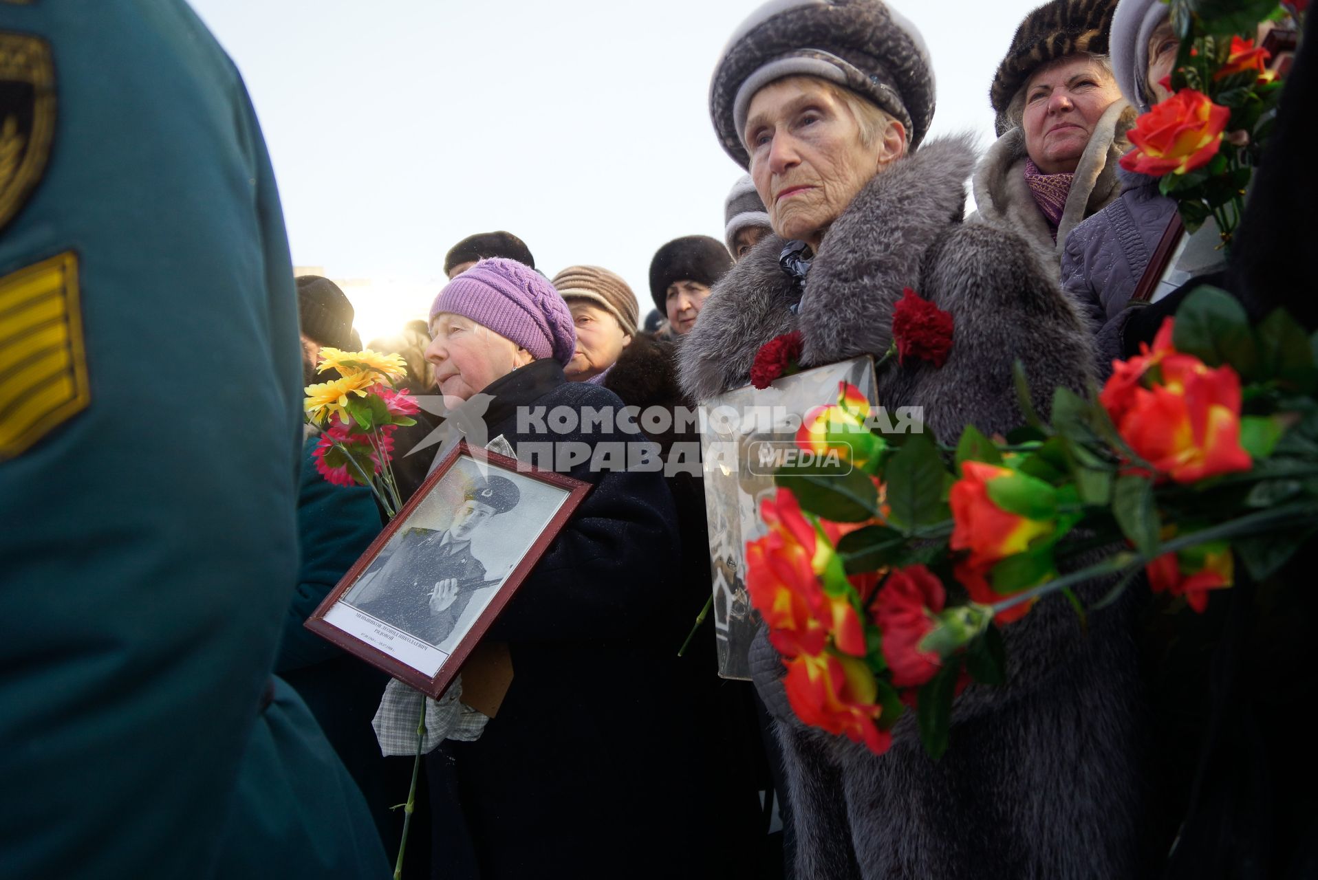 День вывода войск из Афганистана. Матери с портретами сынов у памятник `Черный тюльпан` в честь погибших в ходе Афганской войны.