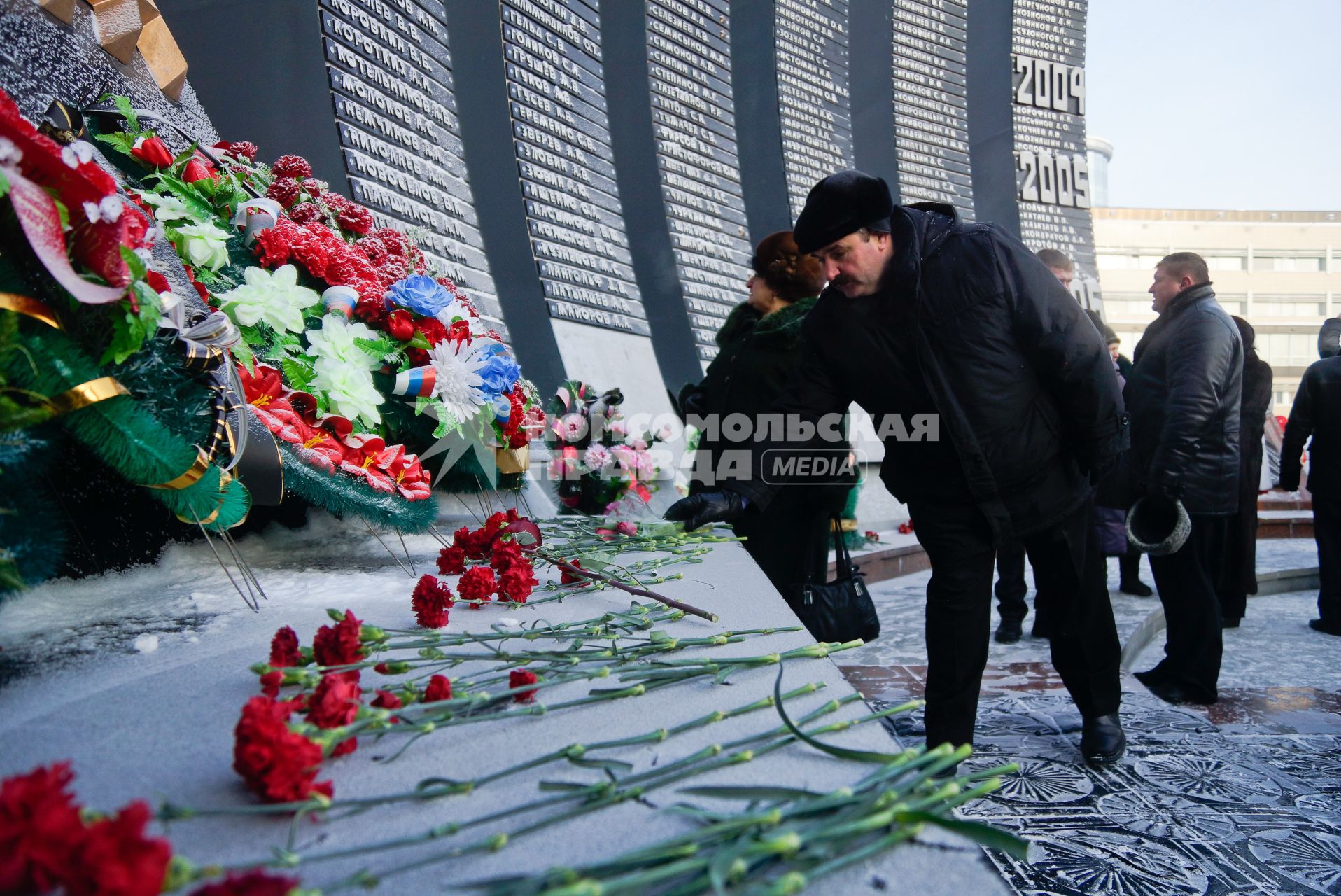 День вывода войск из Афганистана. Люди у памятника `Черный тюльпан` в честь погибших в ходе Афганской войны дополненный гранитными стелами с фамилиями военнослужащих, погибших в Чеченской Республике и Дагестане.