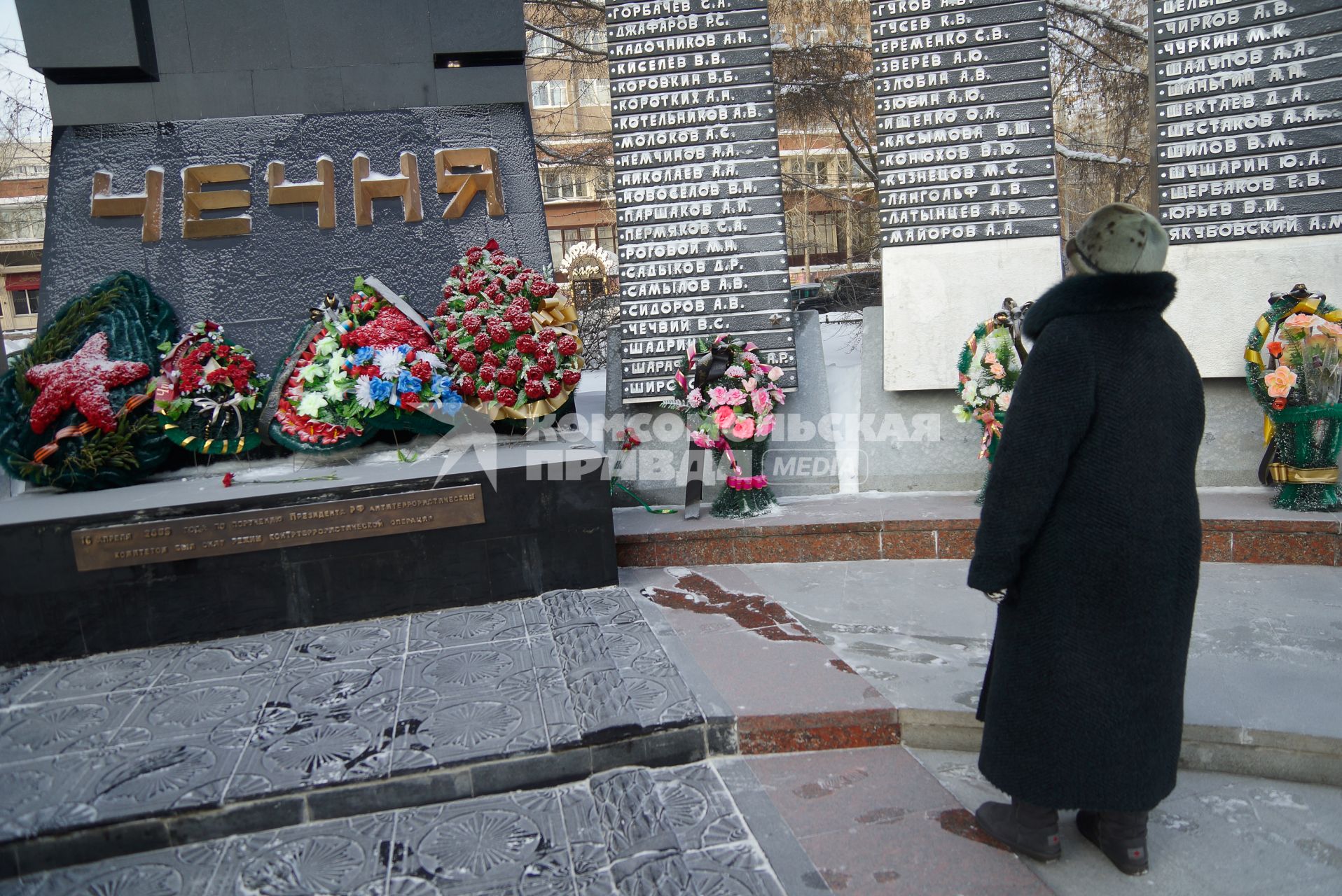 День вывода войск из Афганистана. Женщина у памятника `Черный тюльпан` в честь погибших в ходе Афганской войны дополненный гранитными стелами с фамилиями военнослужащих, погибших в Чеченской Республике и Дагестане.