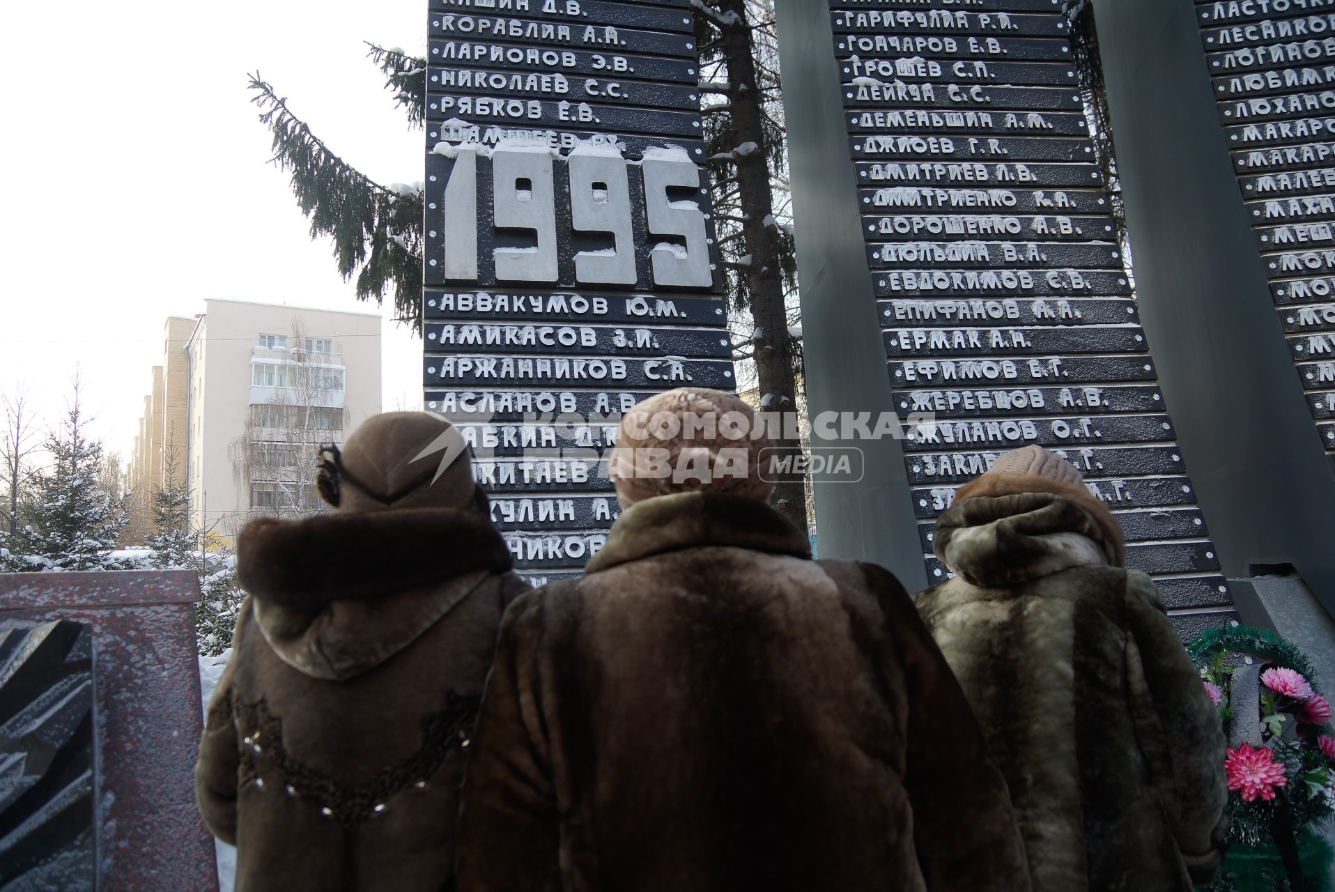 День вывода войск из Афганистана. Женщины у памятника `Черный тюльпан` в честь погибших в ходе Афганской войны дополненный гранитными стелами с фамилиями военнослужащих, погибших в Чеченской Республике и Дагестане.