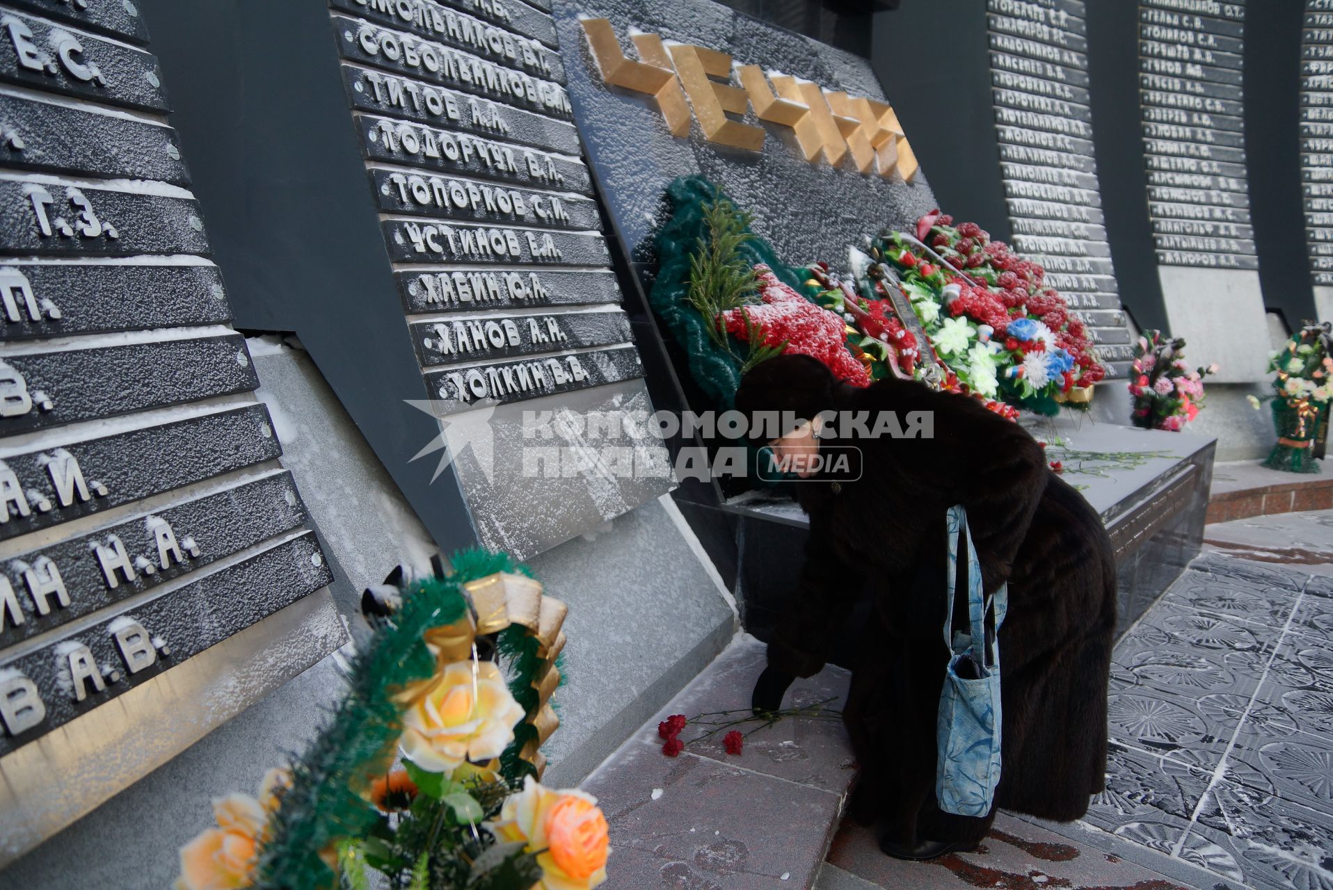 День вывода войск из Афганистана. Женщина у памятника `Черный тюльпан` в честь погибших в ходе Афганской войны дополненный гранитными стелами с фамилиями военнослужащих, погибших в Чеченской Республике и Дагестане.