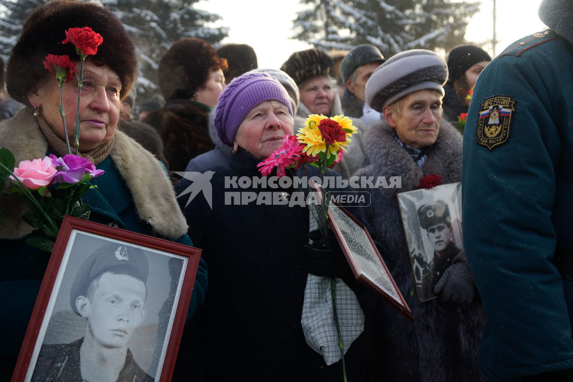 День вывода войск из Афганистана. Матери с портретами сынов у памятник `Черный тюльпан` в честь погибших в ходе Афганской войны.