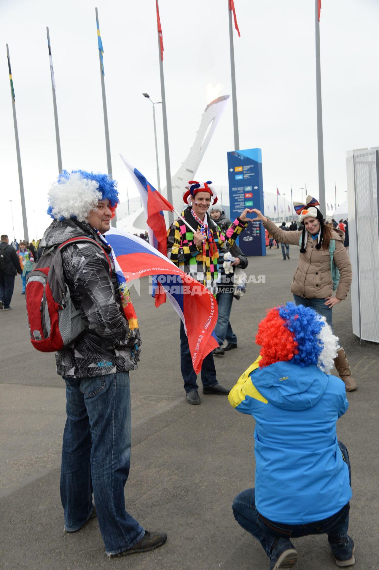 XXII Зимние Олимпийские игры в Сочи. На снимке: российские фанаты с флагом РФ.