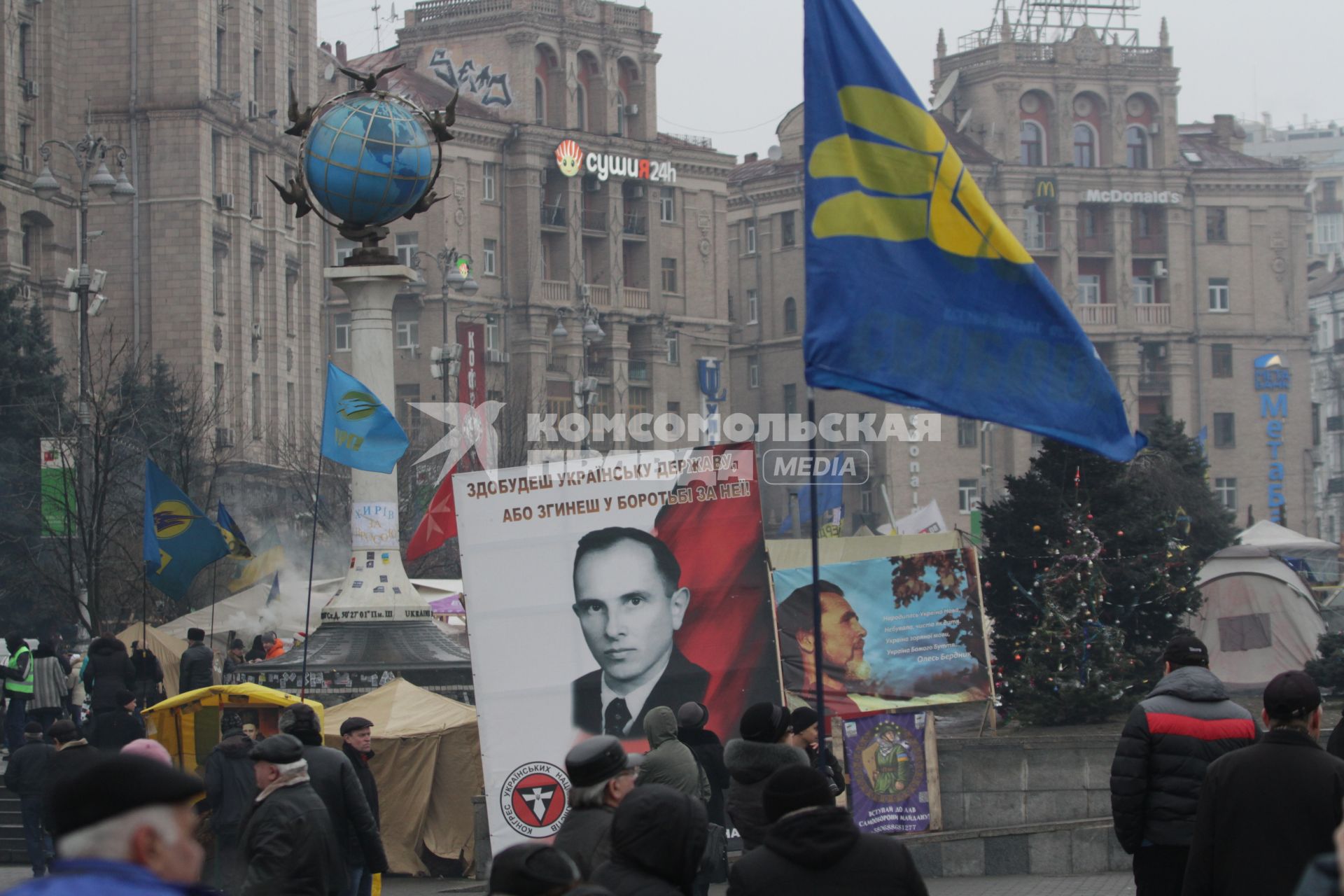 Портрет Степана Бандеры на площади Независимости в Киеве во время беспорядков.