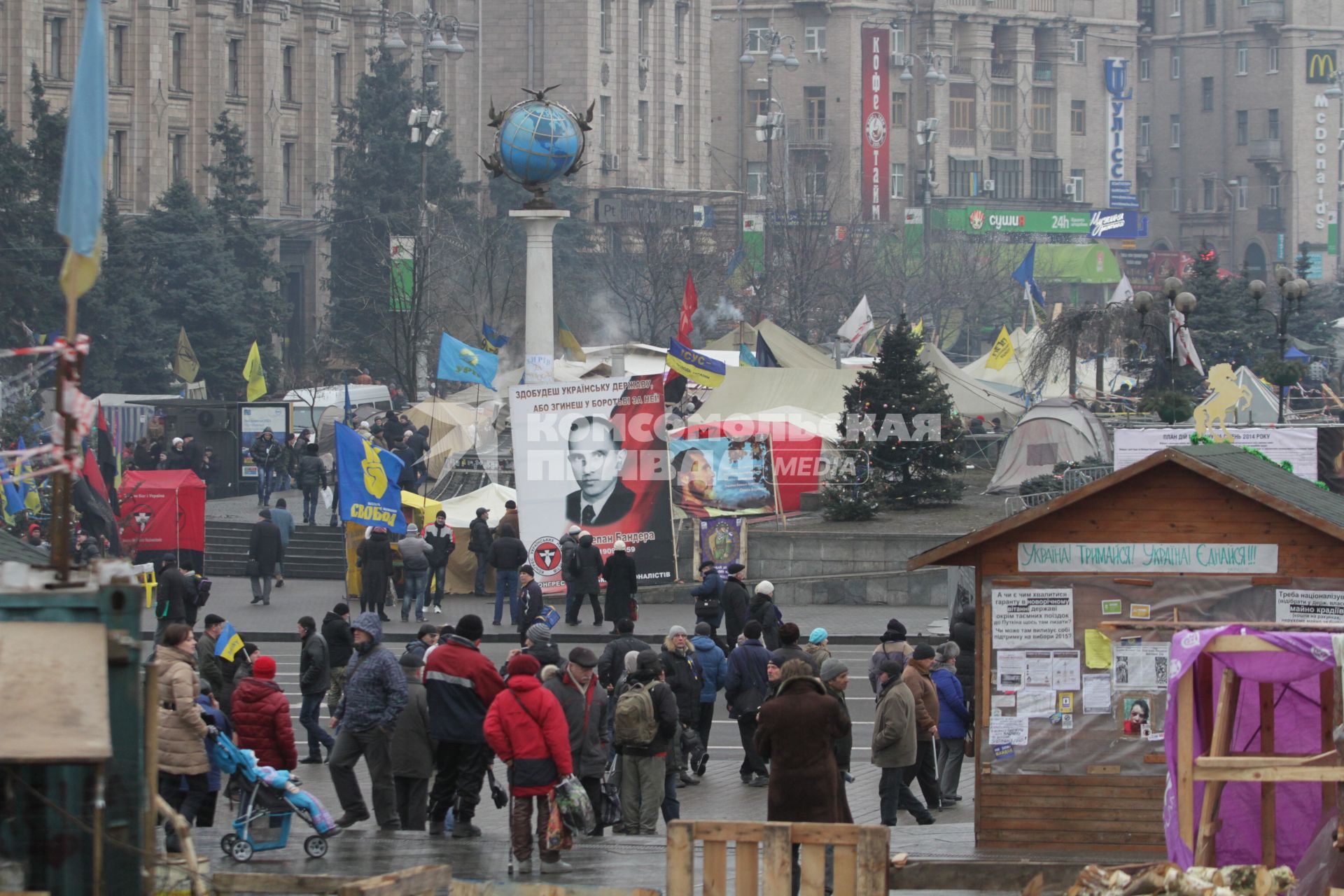 Портрет Степана Бандеры на площади Независимости в Киеве во время беспорядков.