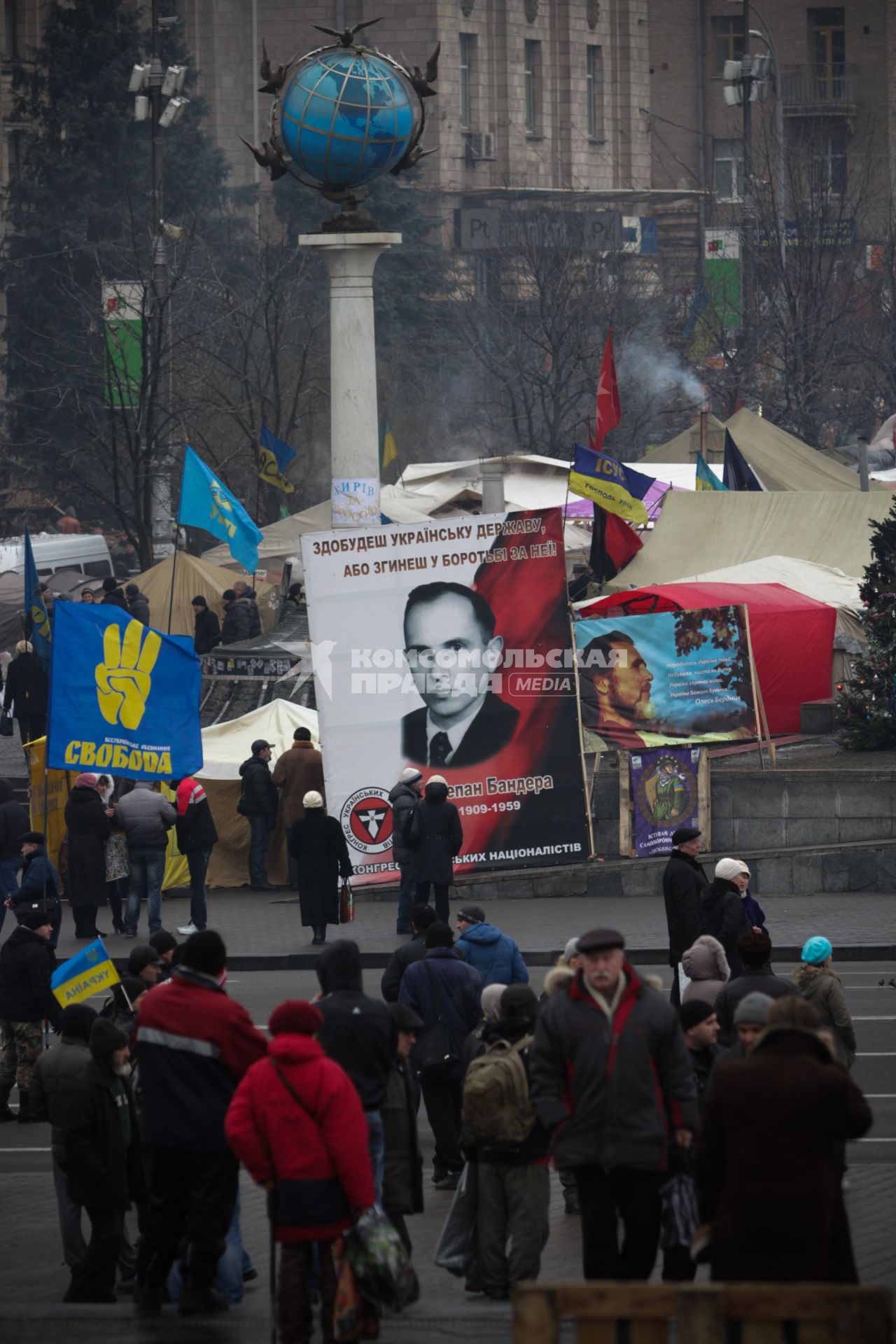 Портрет Степана Бандеры на площади Независимости в Киеве во время беспорядков.