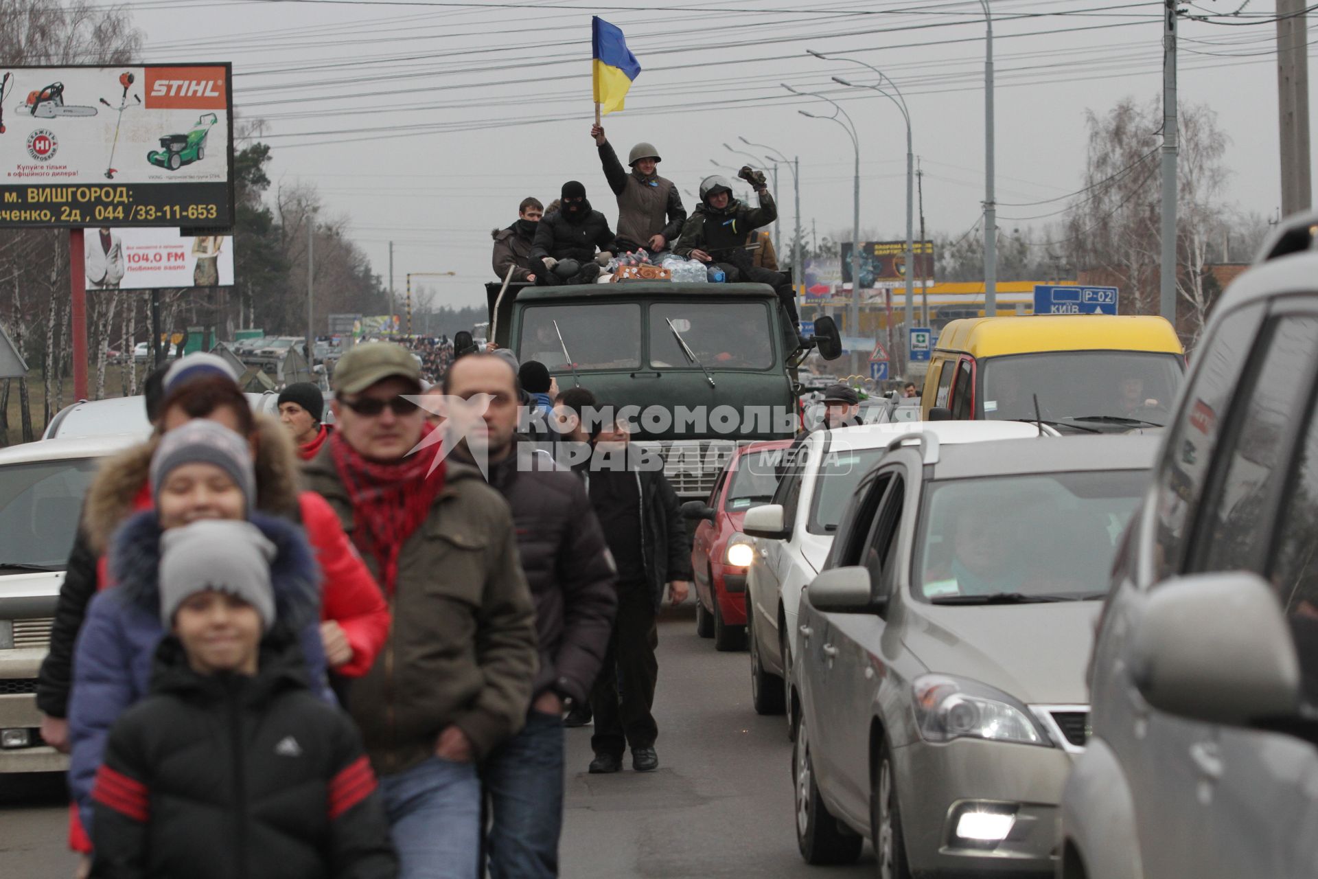 Загородная резиденция украинского президента `Межигорье`. Люди идут к резиденции.