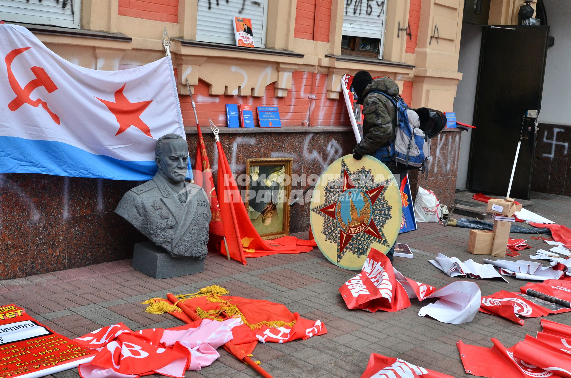 Радикальные сторонники оппозиции устроили погром в офисе Коммунистической партии Украины ( КПУ ). Имущество партии радикалы вынесли на улицу для сожжения.