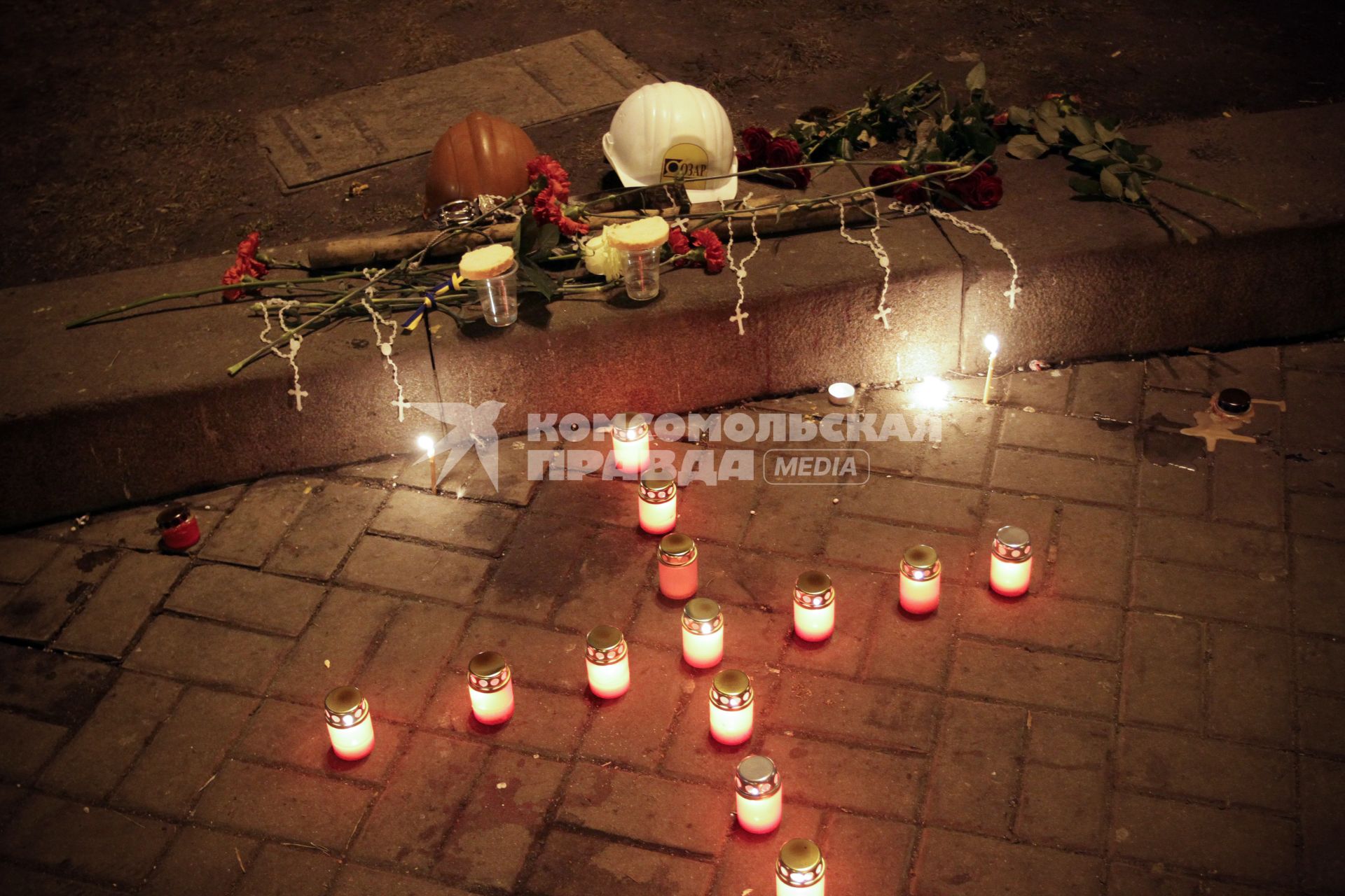 Свечи в память о погибших в беспорядках.