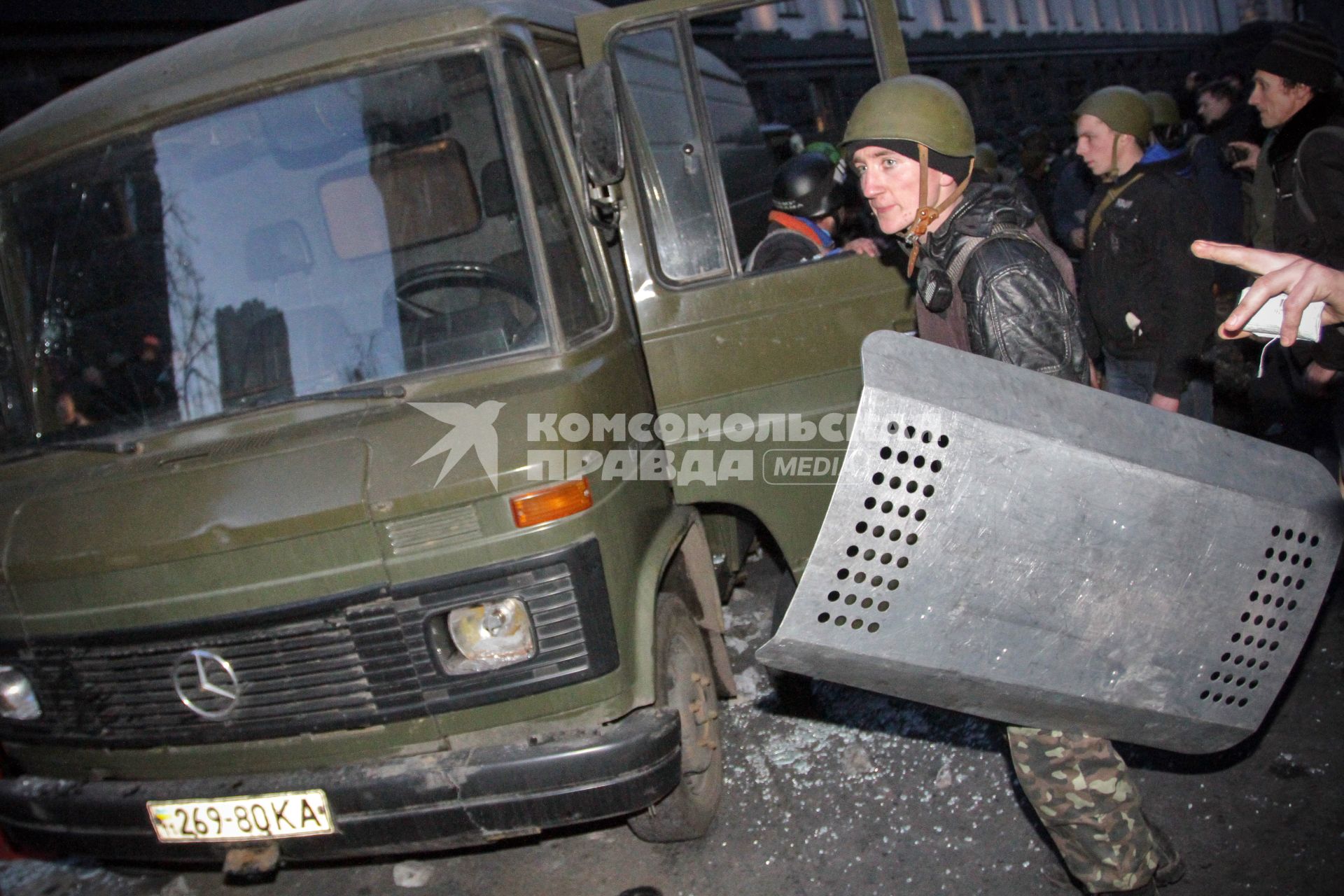 Сторонник радикальной оппозиции на улице в Киеве.