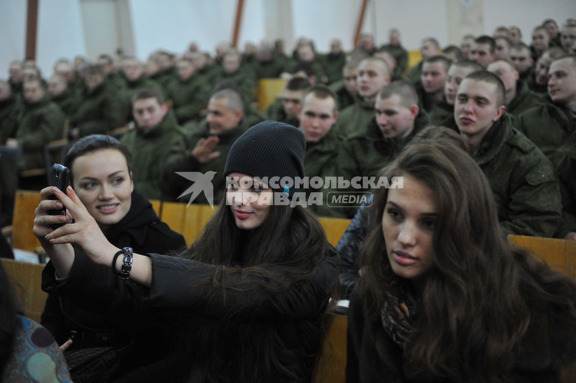 День защитника отечества. Участницы конкурса `Мисс России 2014` посетили войсковую часть 11361 (45 инженерно-саперная бригада).