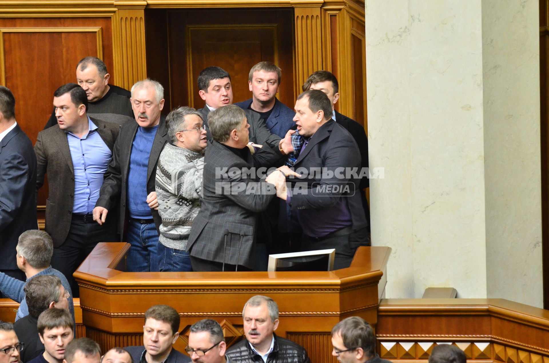 Работа Верхоной Рады во время беспорядков в Киеве. Потасовка парламентариев.