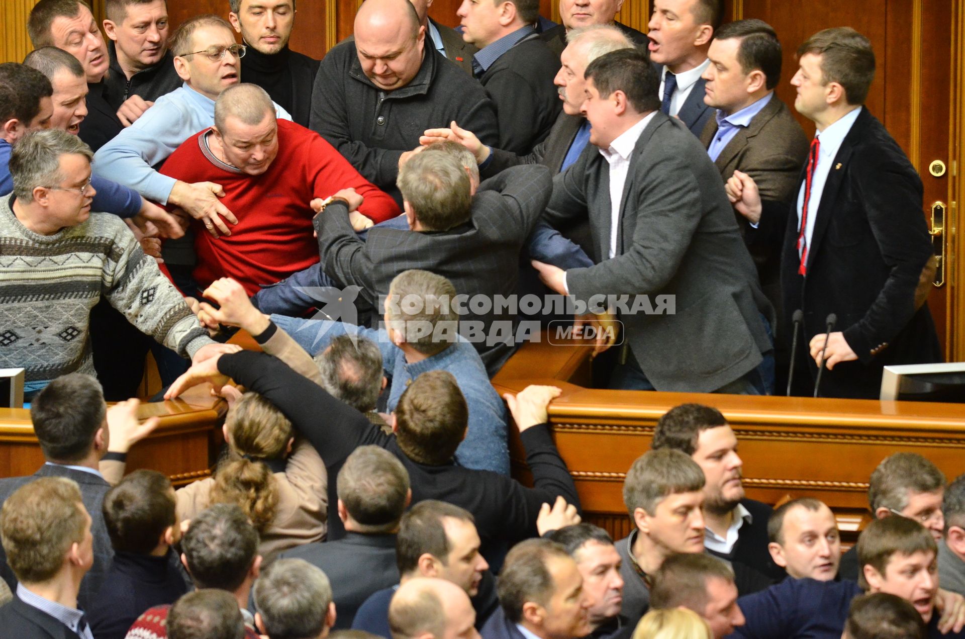 Работа Верхоной Рады во время беспорядков в Киеве. Потасовка парламентариев.